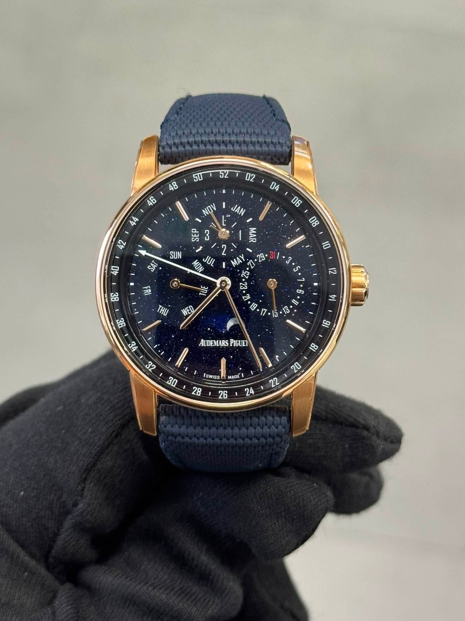 May be an image of wrist watch and text that says ' NOV JAN SEP SUN ยพ 40 ម៊ី MON JUL MAY 10 38 当 RI THU G 12 WED 38 호 13 AUDEMARS PIGUEI 3I 3a 32 30 18 SWISS MADE '