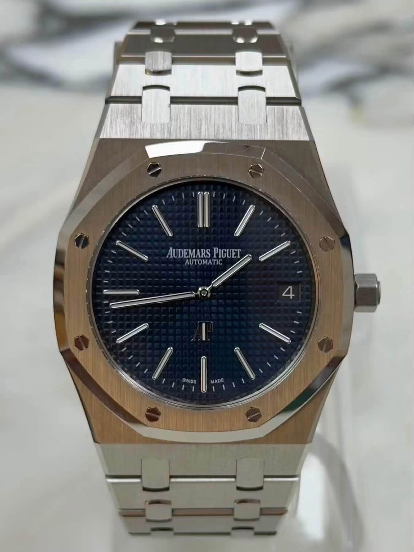 May be an image of wrist watch and text that says 'AUDEMARS AUDEMARSPIGUET PIGUE AUTOMATIC'
