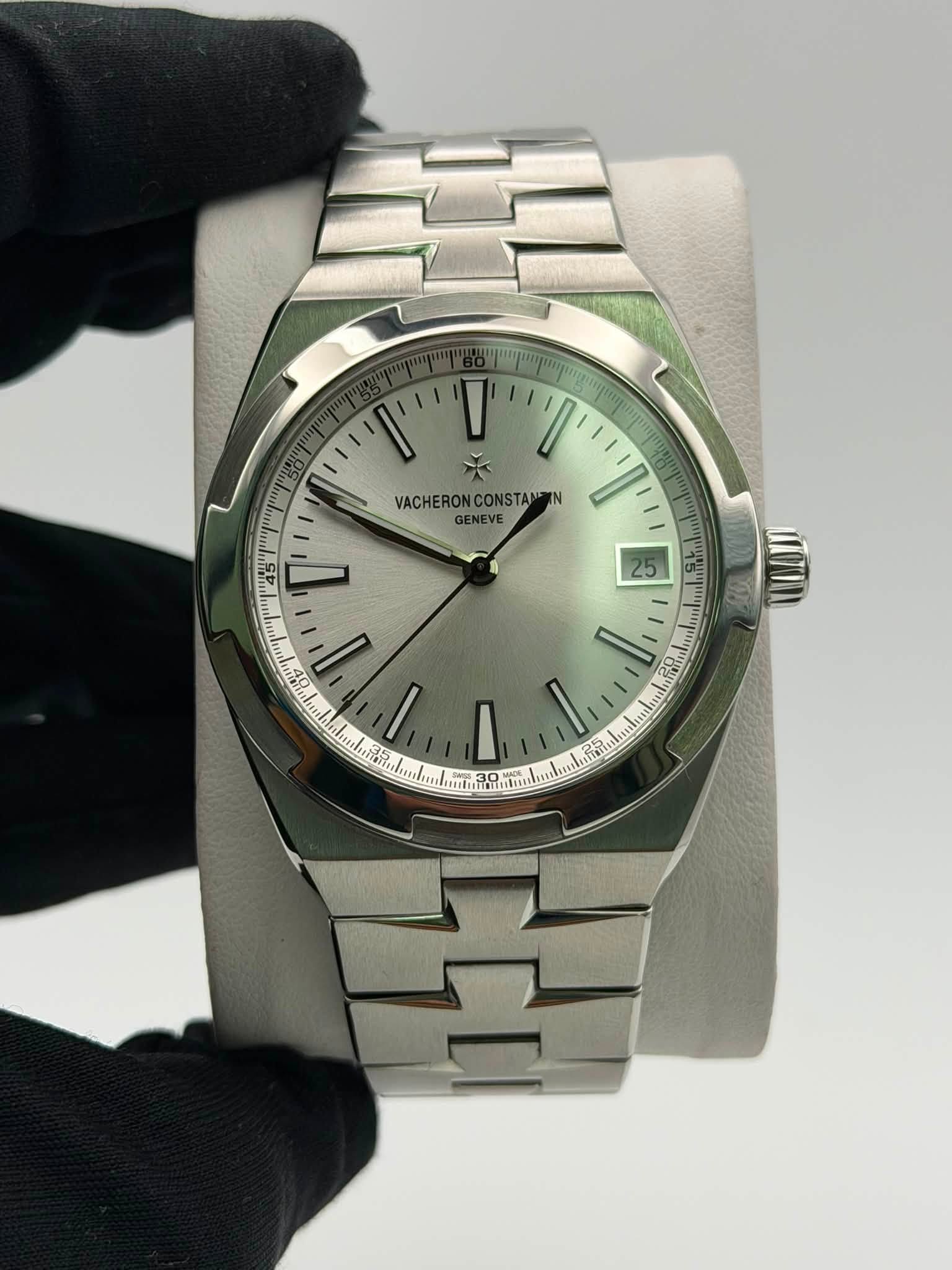 May be an image of wrist watch and text that says 'VACHERONCONSTAMTIN N VACHERON CONSTA MN BENEVE I 25 ណ'