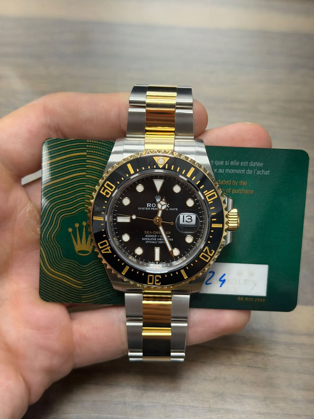 May be an image of wrist watch and text that says 'ハム quesi quesielleestdatée elle est datée au aumomentdel'a de lachat lac 50 NV RO FRIEB DATE 10 13 GCOOR= CPnCИUPb 40 ក្នុជ 20 4'