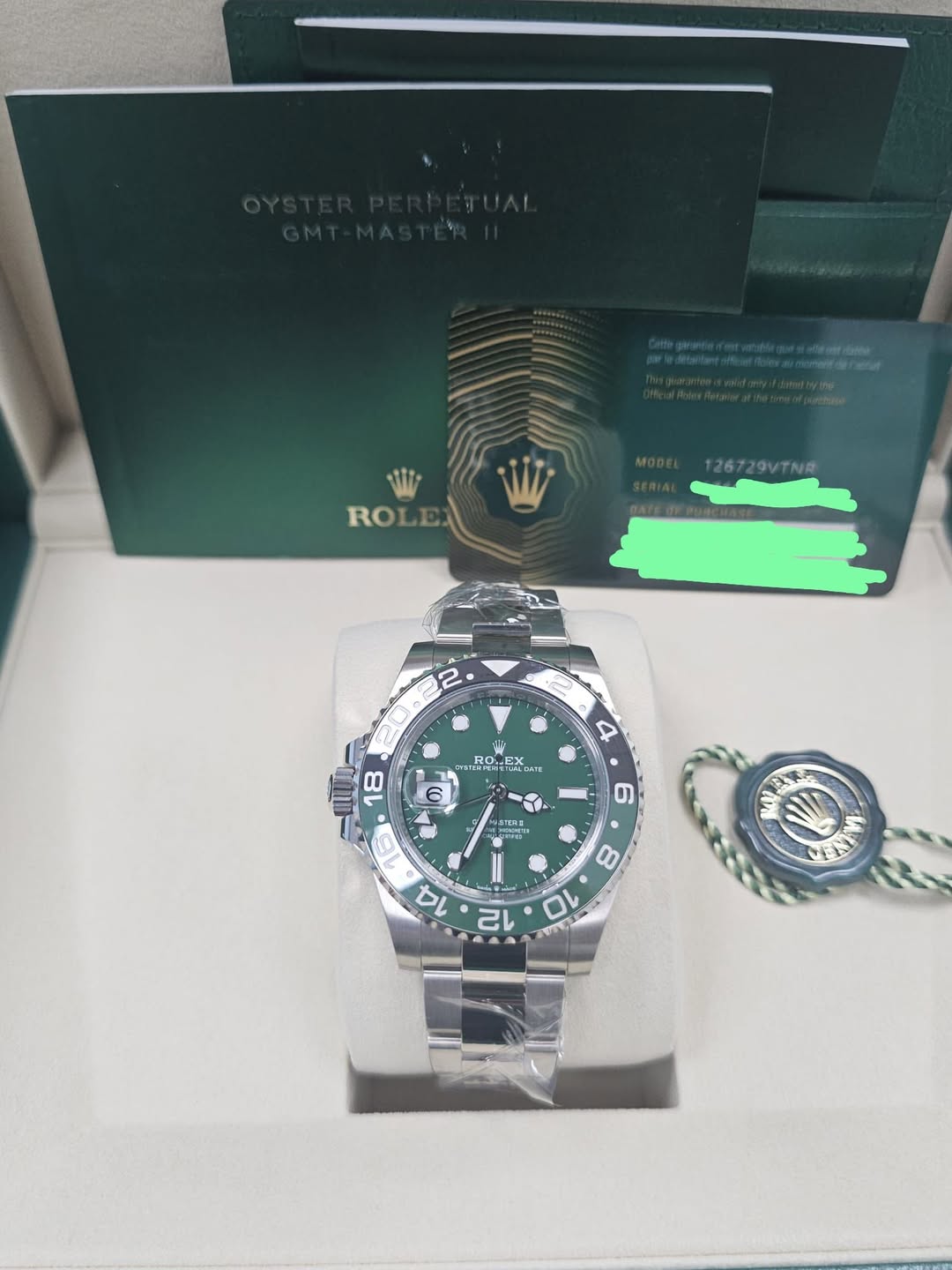 May be an image of wrist watch and text that says 'ROLE ROLEX 126729VTNR ن 4 プ RO.E 0 O.EXcm LCRnE 18 이 6 6 னய STENS D '