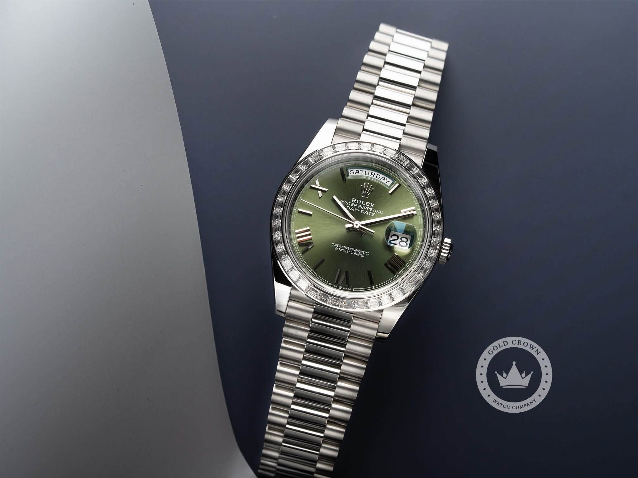 May be an image of wrist watch and text that says 'جبن a SATURDAY SATURDAY STERPE ROLEX PERFE CED TAURA AY-D Θ ATE 一 иr 28 2 2 VE ミ umI GOLD CROWN ٠ • HATCИ COMPANT'