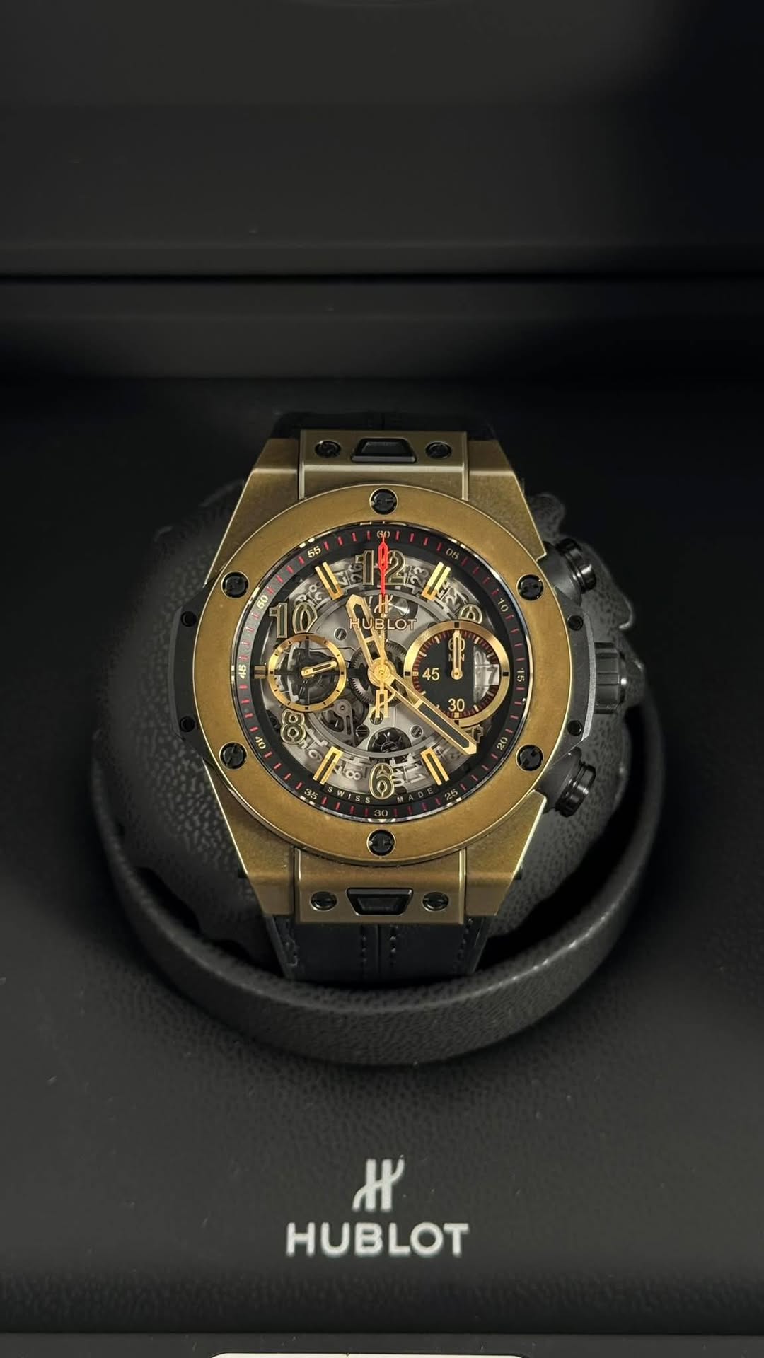May be an image of wrist watch and text that says 'LOT O W 0 品 es E WI אג HUBLOT'