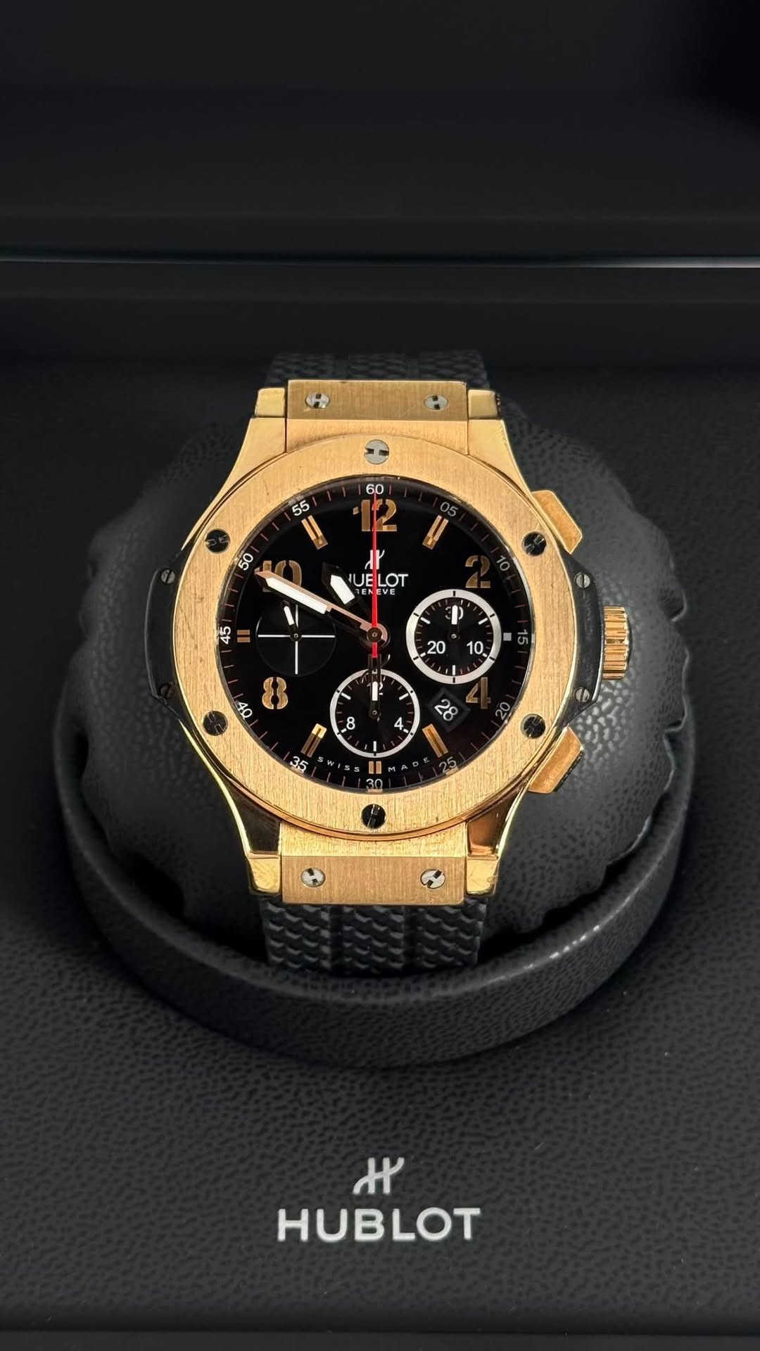 May be an image of wrist watch and text that says 'H 60 55 50 UE JELOT LOT 1 45 P ሁ 8 ク دن 4 35 I ٣۳ HUBLOT'
