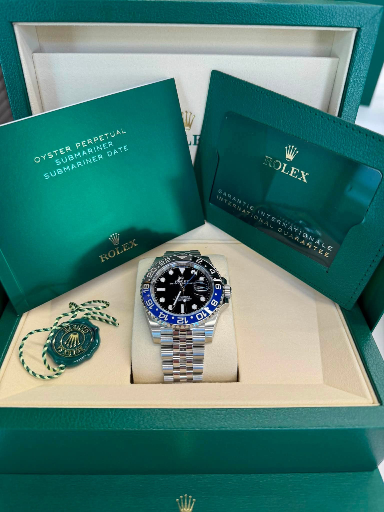 May be an image of wrist watch and text that says 'F PERPETUAL OYSTER OYSTER SUBMARINER SUBMARINERE DATE SUBMARINER OLEX OLEX 2 4 2 O ANTEE 인수수는 ONALE bi 4 6 IIII 8 12 10'