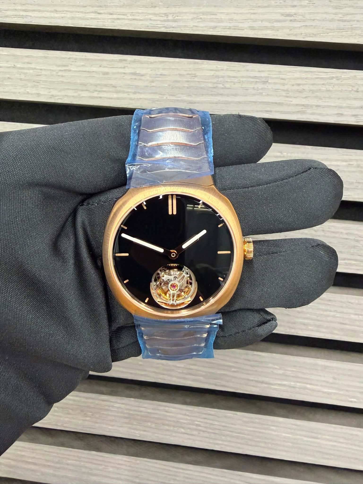 May be an image of digital watch and text that says '1 o m'