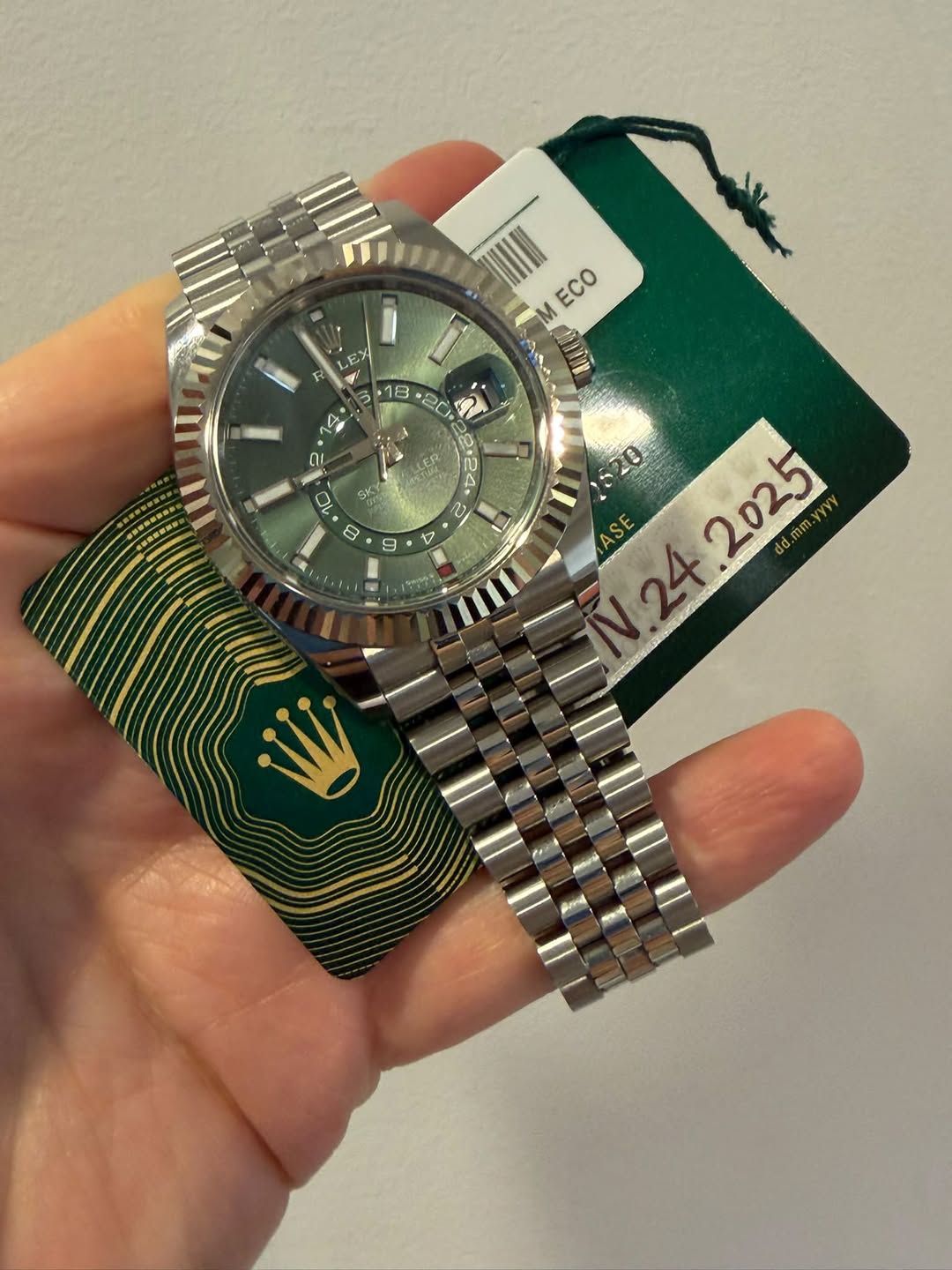 May be an image of wrist watch and text that says 'EX F F ECO 4 F 18 20 4 c E EN ة 1I AL D D 2 V D 0 2025 yyy N.24. N.24.2025 ۲ dd.mm.'