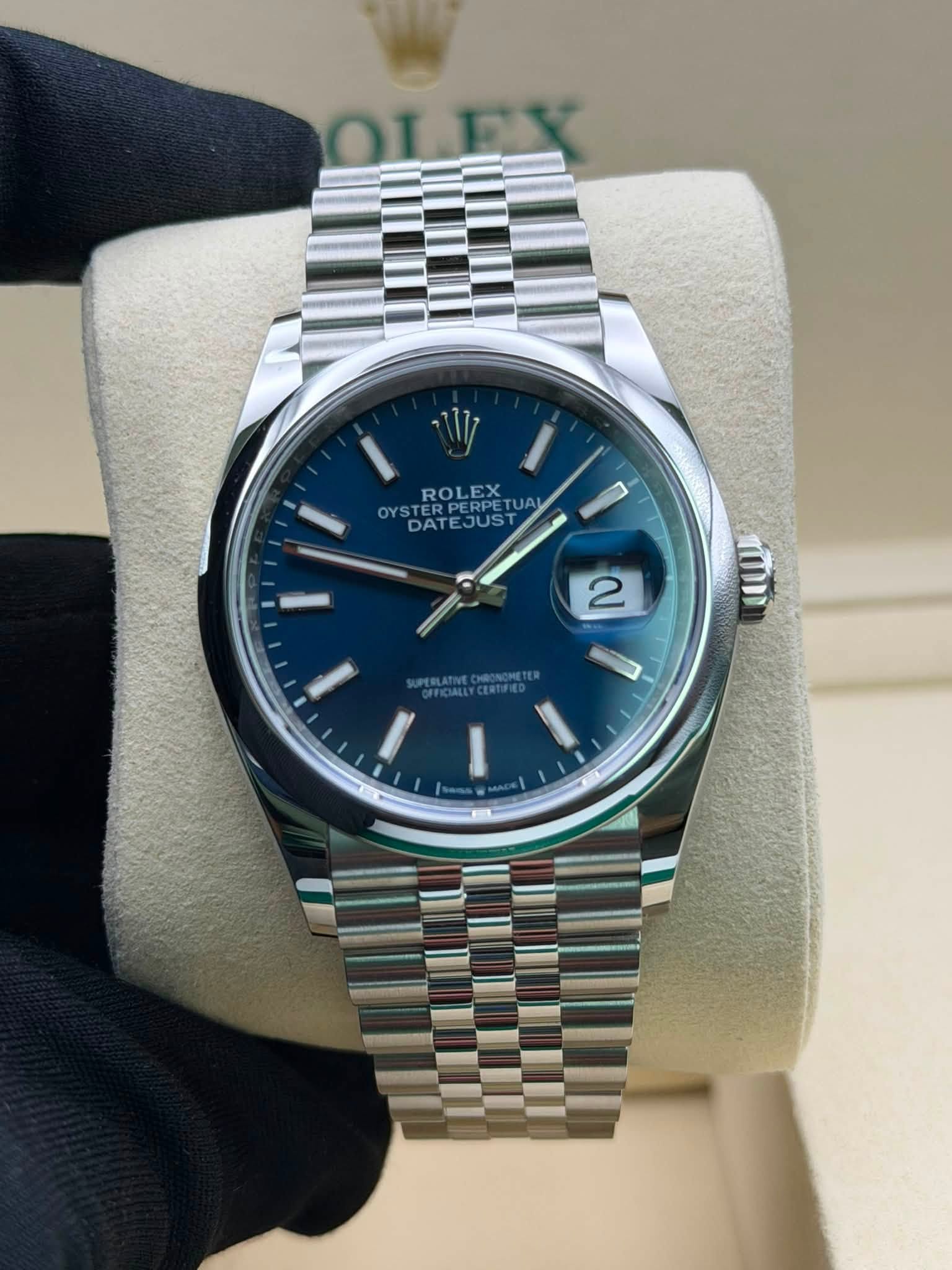 May be an image of wrist watch and text that says 'OLEX OI ROLEX ROLEXTUA ROL EX OYSTERPERPETUAL OYSTER TE E JUS TERPERPET PETUA 4 TUAI DATEJUST DATE 2 നവ EA CKrиa""'