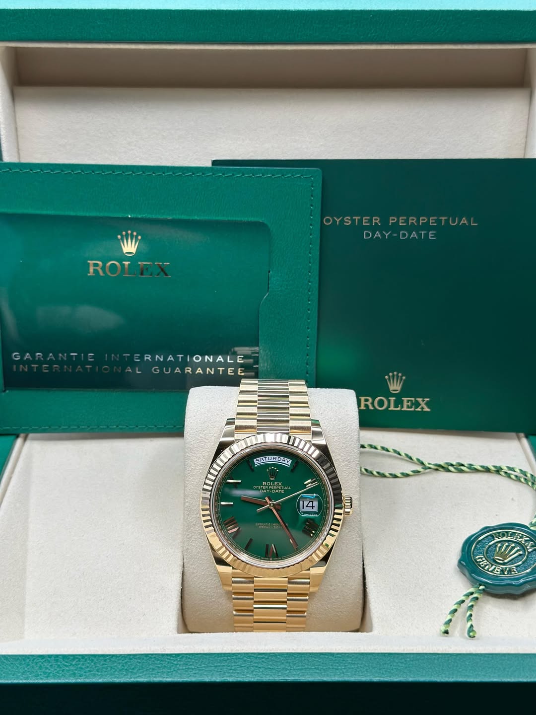 May be an image of wrist watch and text that says 'ROLEX OYSTER OYSTERPERPETUAL PERPETUAL PERPET DAY-DATE DATE DAY GARANTIE ERNATIONALE GUARANTEE ROLEX पुर SETURDEY RDCY .所 14…