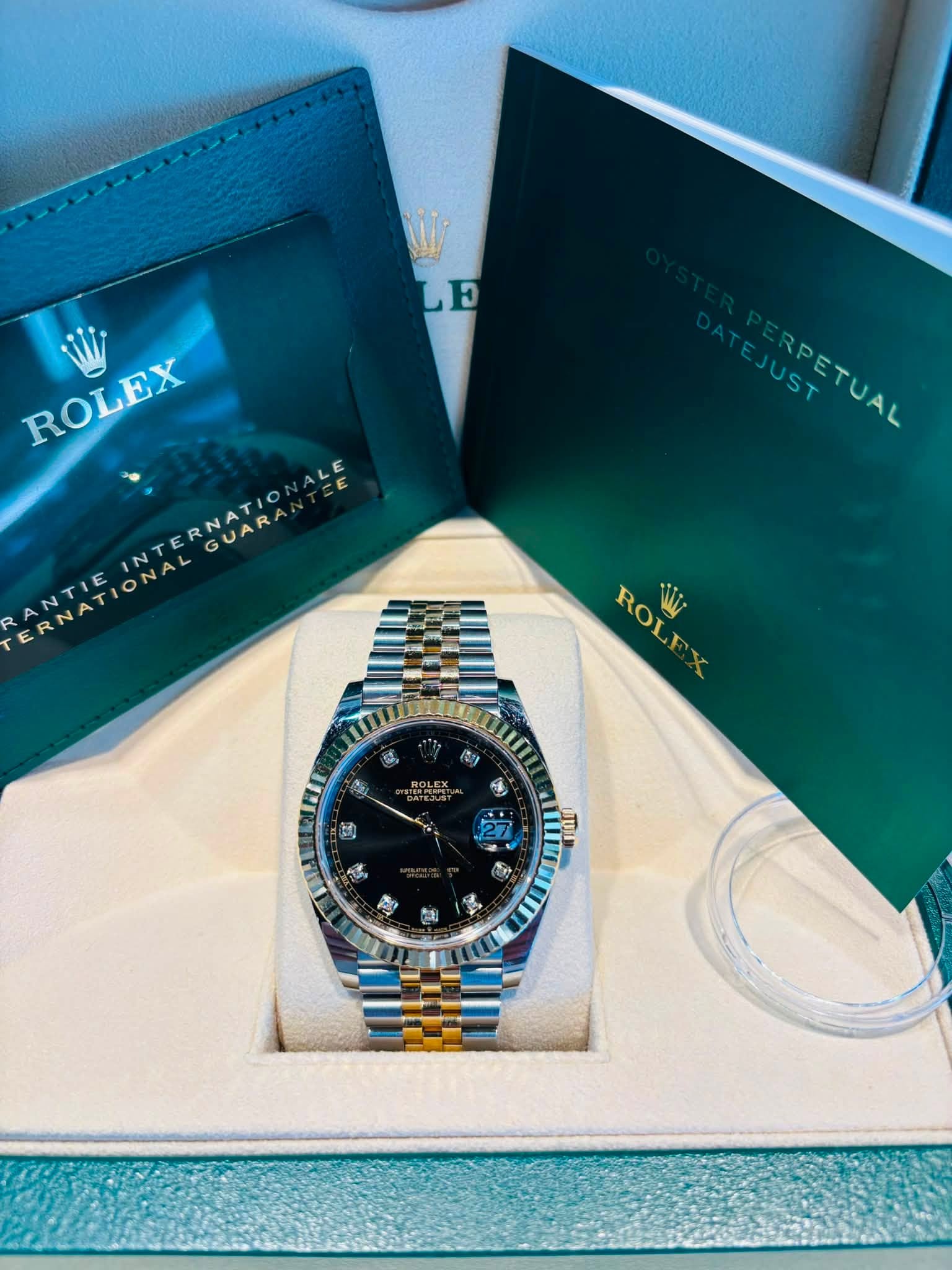 May be an image of wrist watch and text that says 'E ROLEX ROLEX GUARA ANTI ERNATIONALGUA IN JUST RPETUAL REETUAL ROLEX ROL C M HOLA 最重 越 感 ペ HDU 27 4 មនន لكه'