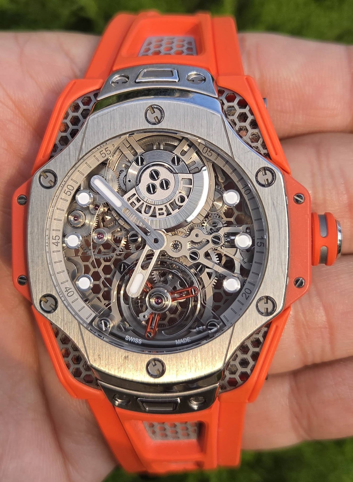 May be an image of wrist watch and text that says 'ぽ子 55 ب 50 U I 05 1 IHUK BA3 T ህ I สว H SWISS 9 MADE'