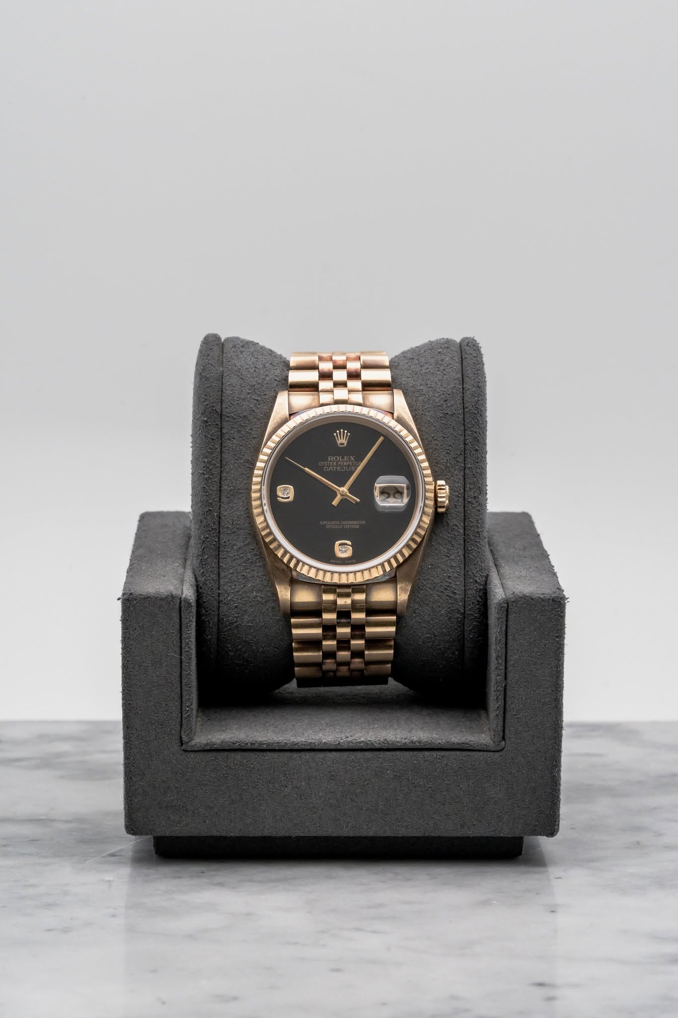 May be an image of wrist watch, jewelry and text that says 'E 11 G ம'
