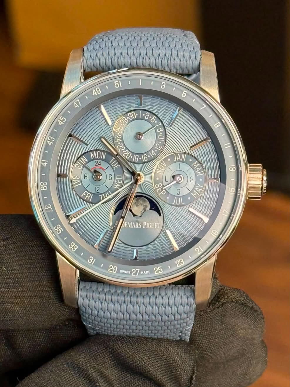 May be an image of wrist watch and text that says ' •O JAN OV MAR 2 66 SUN 24 MON TUE MIAN AT 8 co ท IE0 12 FRI בהרי C& LUTUIY 13 ဖ LE ES 81 3 JUL 6 GE DEMARS PIGUET สหารร 27…
