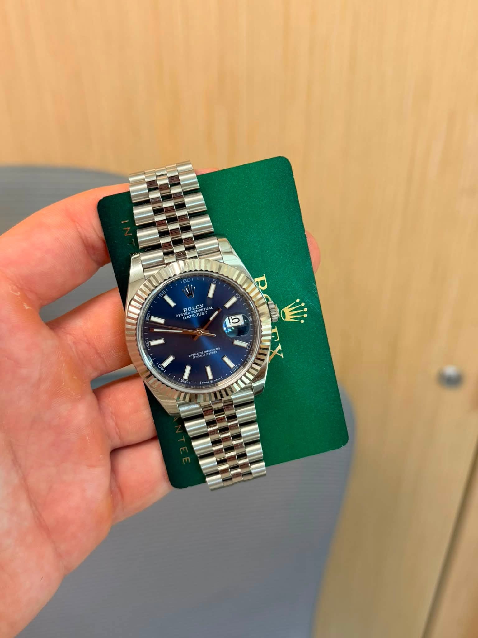 May be an image of wrist watch and text that says 'OLE Da זו'