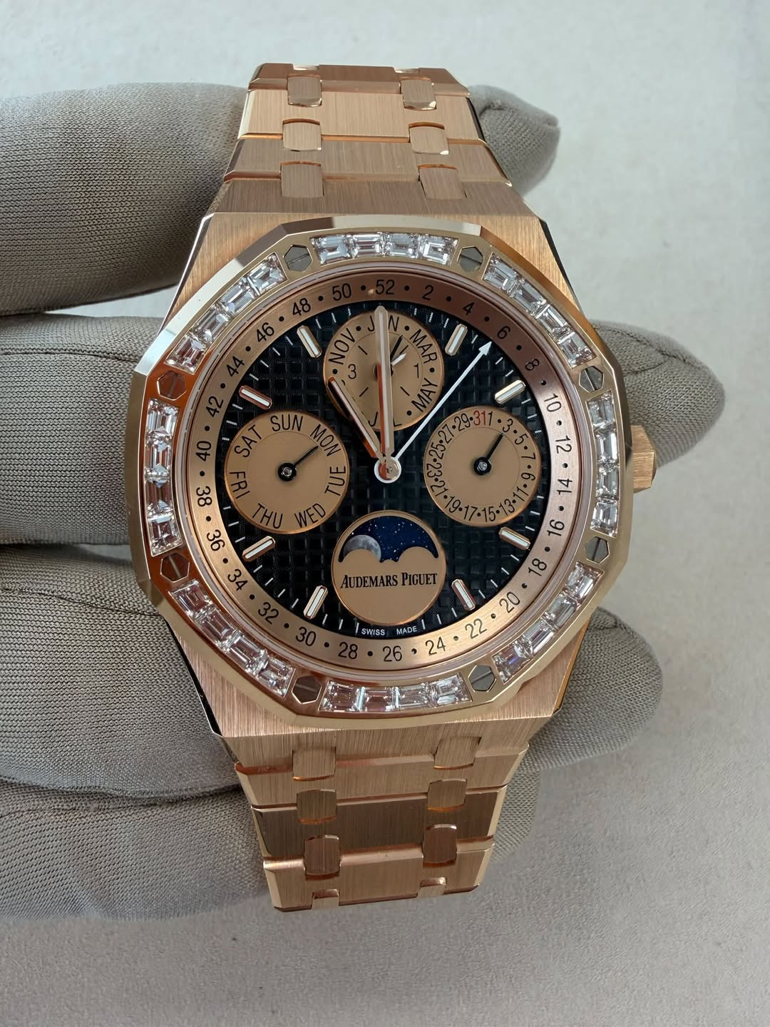 May be an image of wrist watch and text that says 'اغسس פר ל 96 34 oT 1 91 R AUDEMARS PIGUET 18 20 0 m ಸಿ SA18S VADE 26 24'