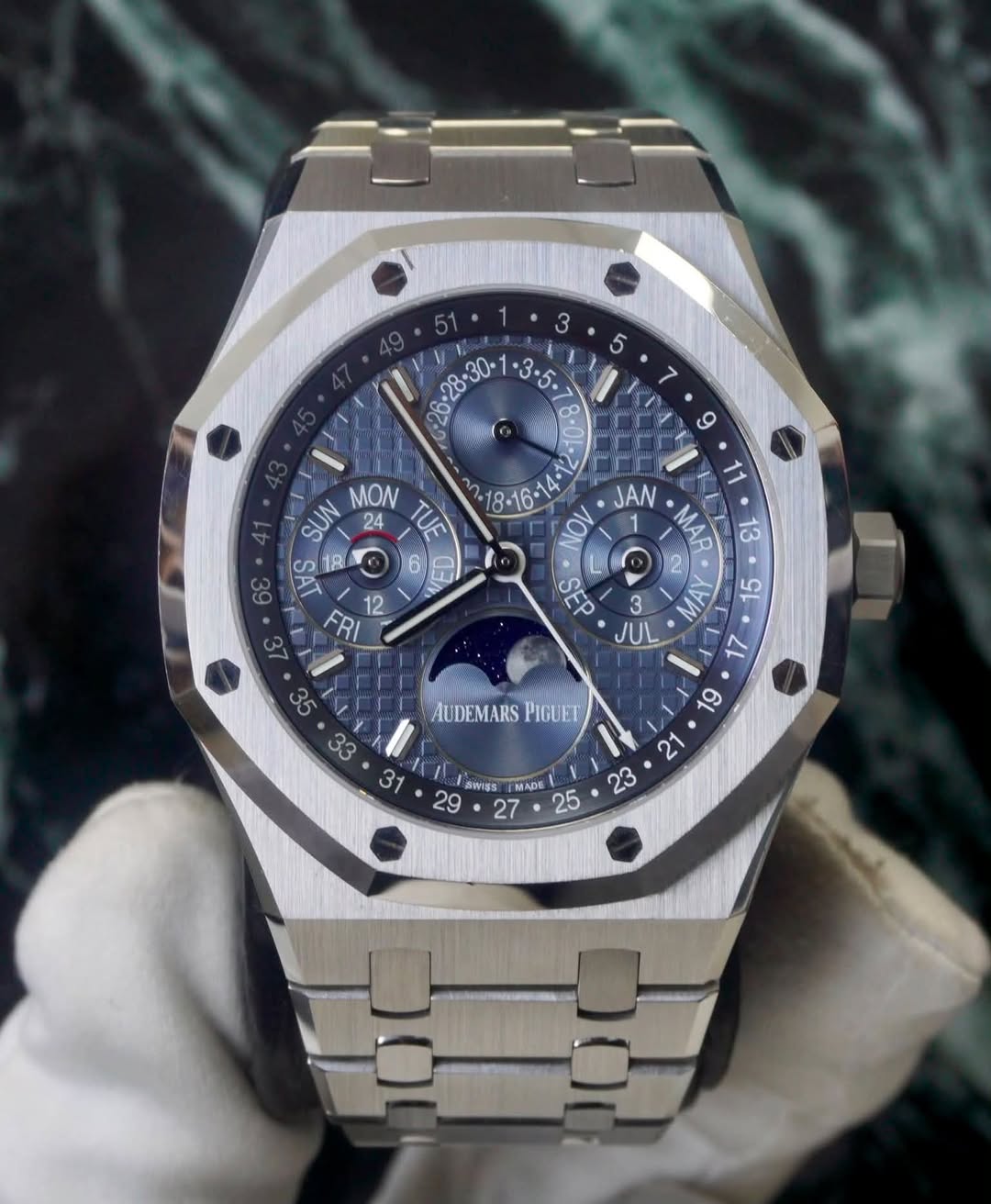 May be an image of wrist watch and text that says ' Sulay HAIEOS SUN 24 MON 6O 5 39 SAT C 37 FRI JAN MAR 13 AN 15 21 아 6 ه 23 LA SEP 3 JUL AUDEMARS PIGUFT 29 SW1ss MADE 27…