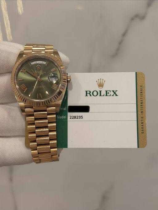 May be an image of wrist watch and text that says 'SUIAY است ROLEX del228235 odel 228235'