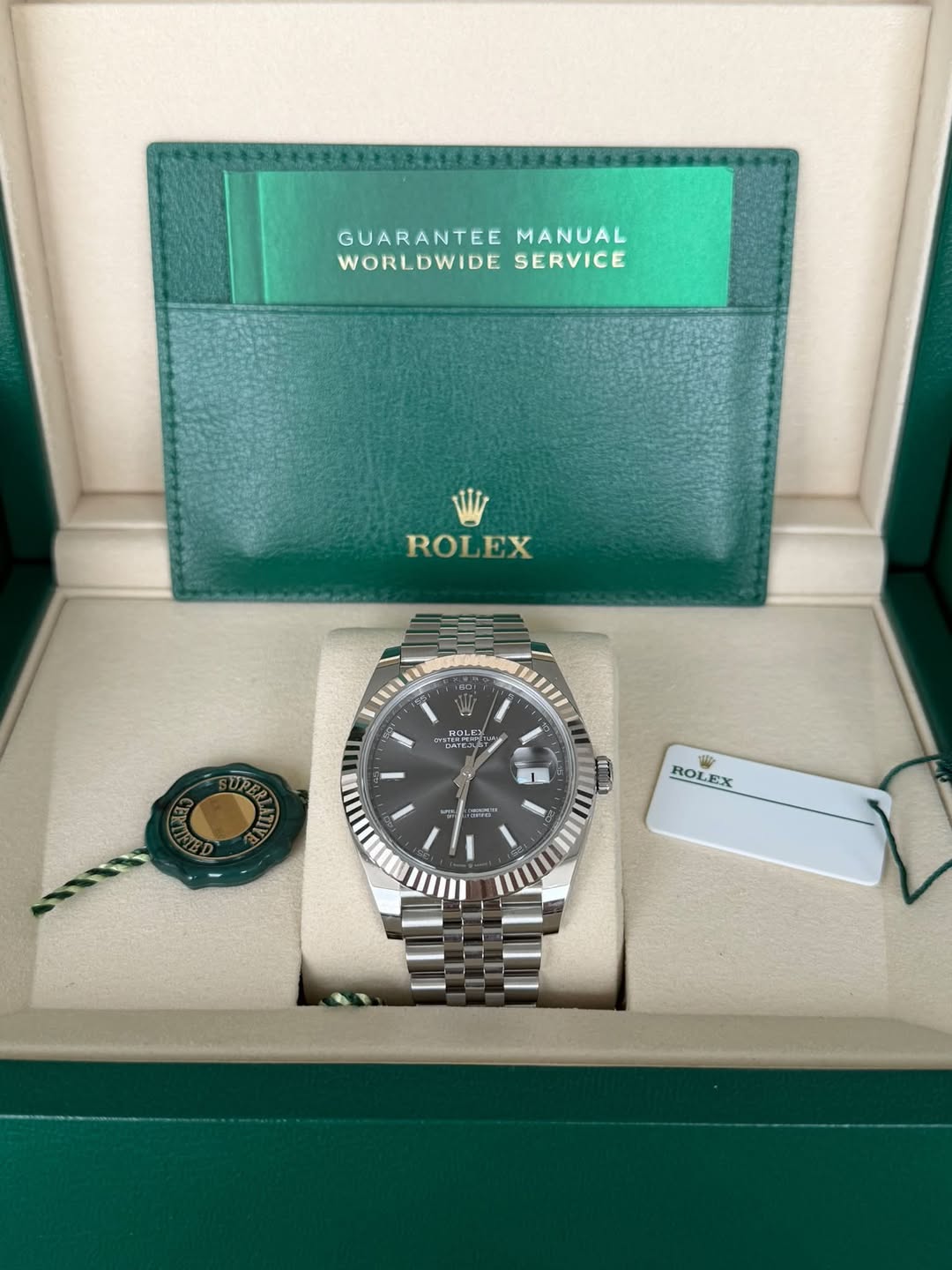 May be an image of wrist watch and text that says 'GUARANTEE MANUAL WORLDWIDESERVICE WORLDWIDE SERVICE ROLEX ROLK L.K ROL DJ LATEE CNE I ATVTE M 酒は T ROL ROLEX EX'