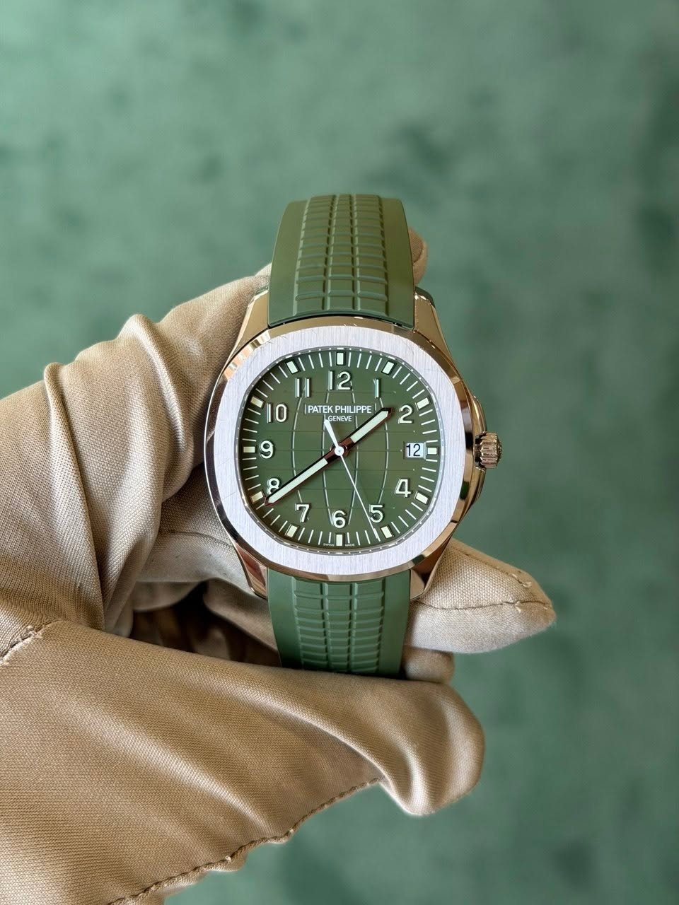 May be an image of wrist watch and text that says '美 II 12 O PATEKPHILIPPE E| PATEK TEKPHILIPPE HILIPPE PE '