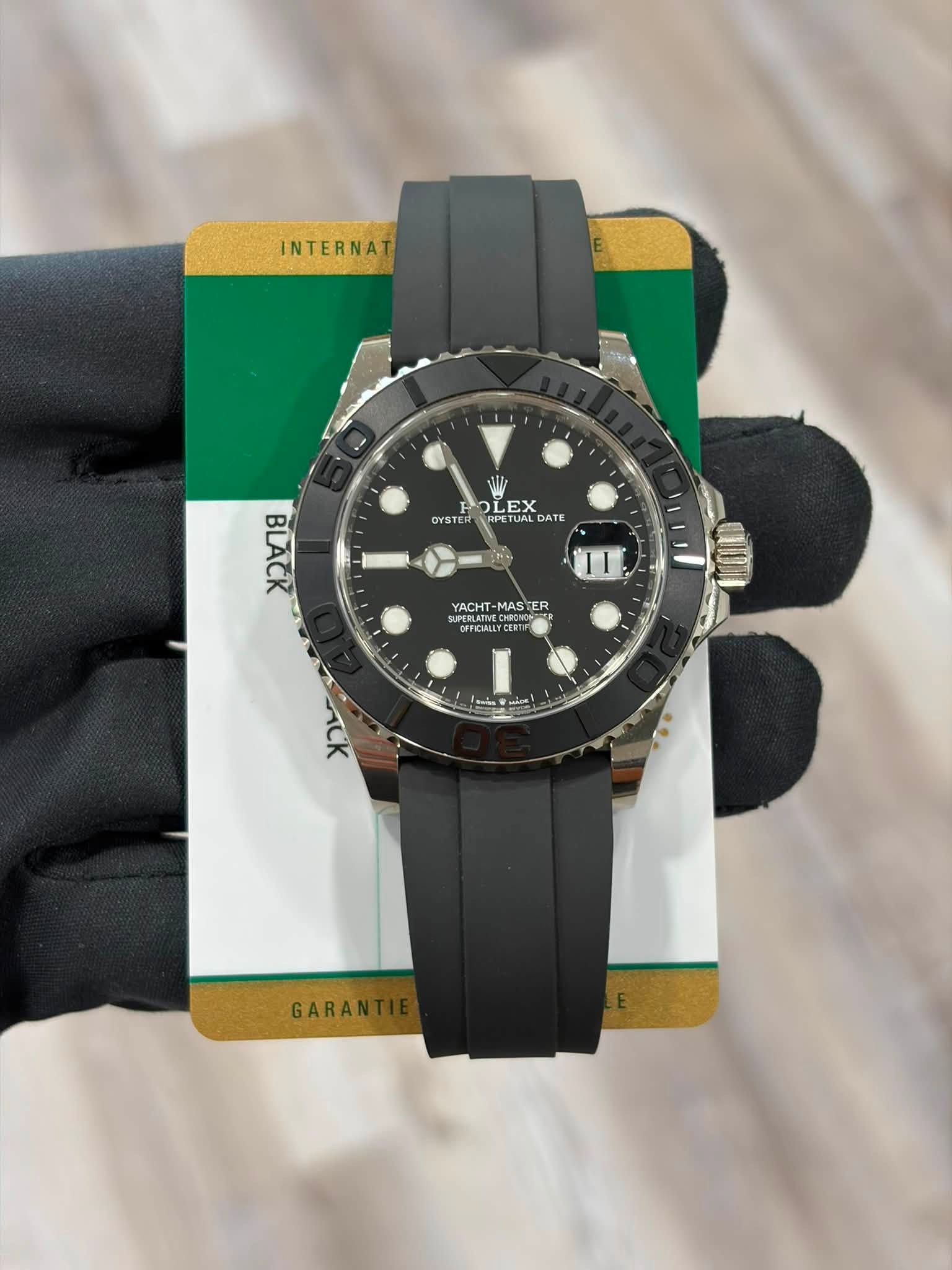 May be an image of wrist watch and text that says 'INTERNAT OYSTE OLEX 9I ARPET PETUM TUAL ALD DATE หนาย TTE YACHT MASTER MAS ER OFFICALAY FIDLLYCERT C度素Tが အက်ခ ሃንኑ~ GARANTI'