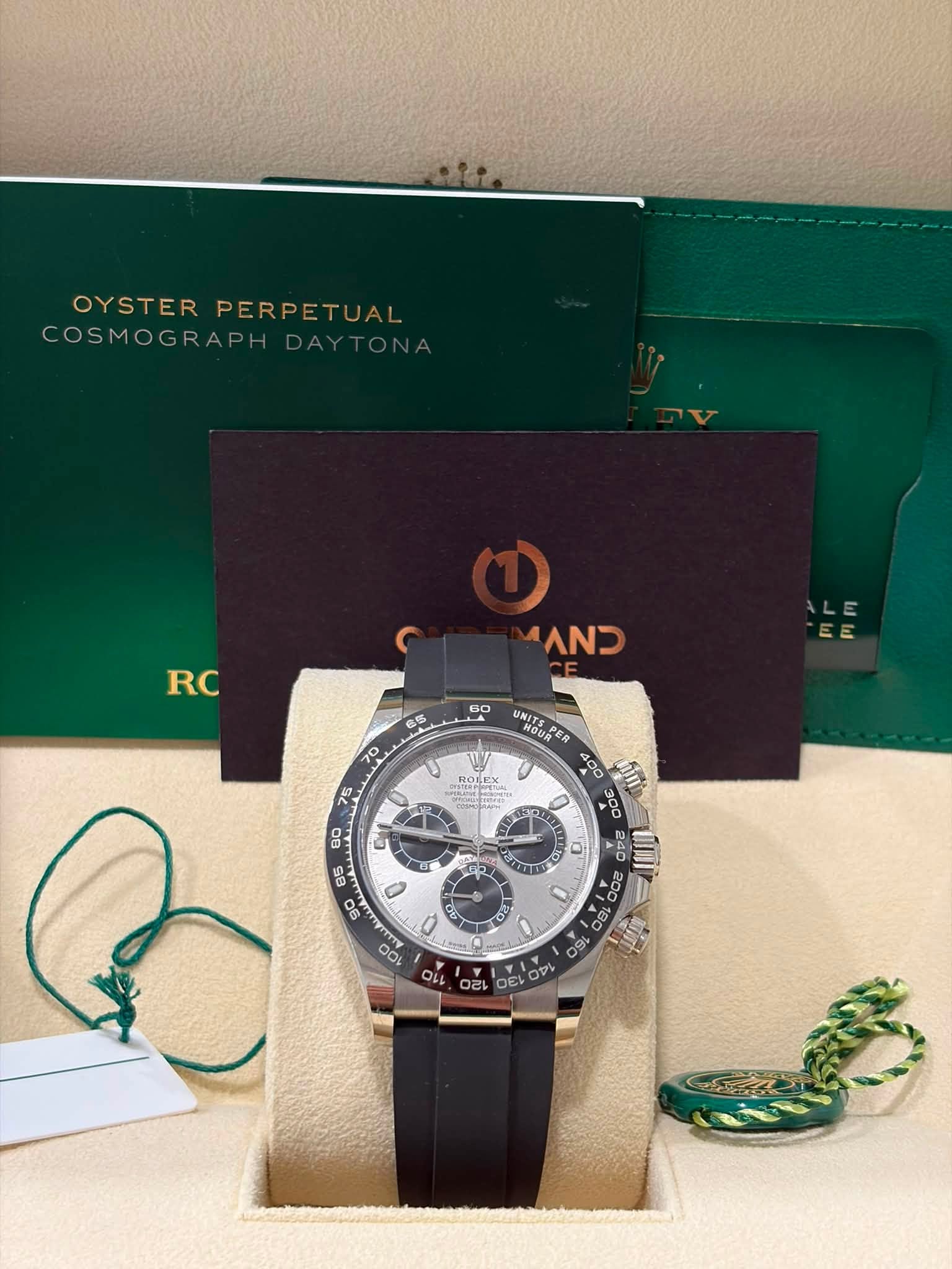 May be an image of wrist watch and text that says 'OYSTER OYSTERPERPE PERPETUAL PERPET COSMOGR APH RC כמחי นมัร 買O UNSTEPER STEPER PER UNIT 400 in 1O 0 9 20 CL m EN CO'