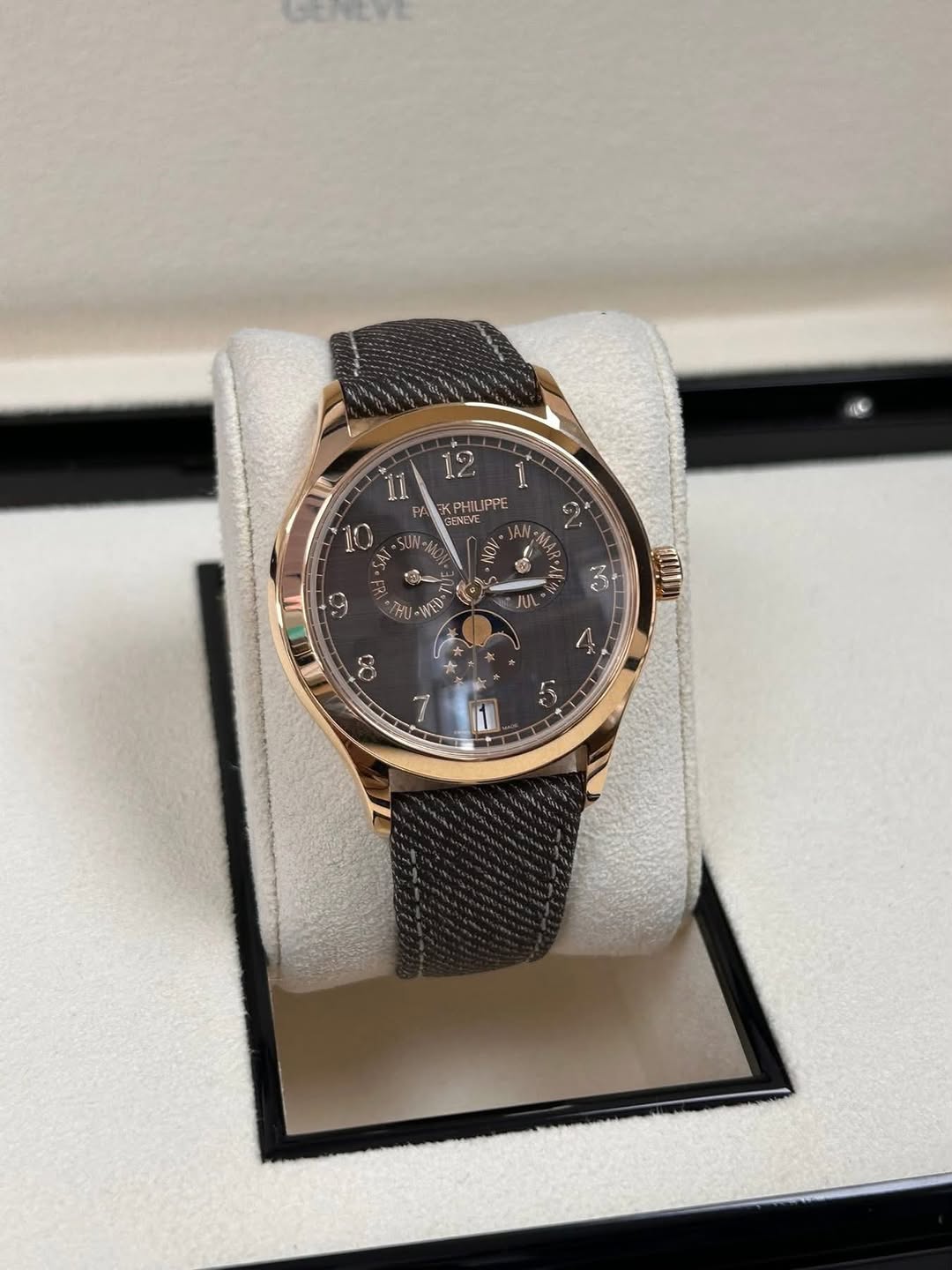 May be an image of wrist watch and text that says '11 PA 10 KPHILIPPE EENEVE SENEVE C HU-WIU JUL NO هي 4 7'