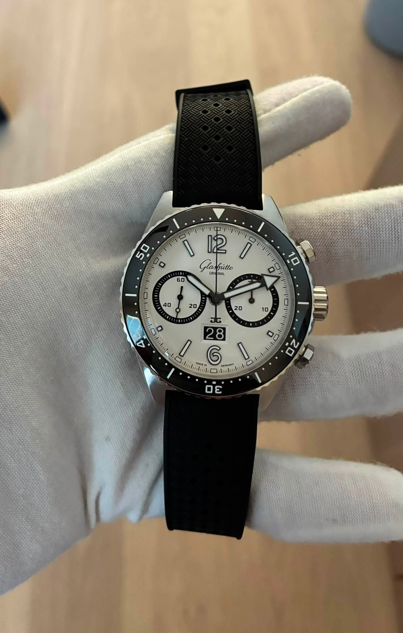 May be an image of wrist watch and text that says '50 0 ሥጥም ١ 12 C I 0 gütle 10 N%L D سد 2 28 8 I G E h d 30 3 m'