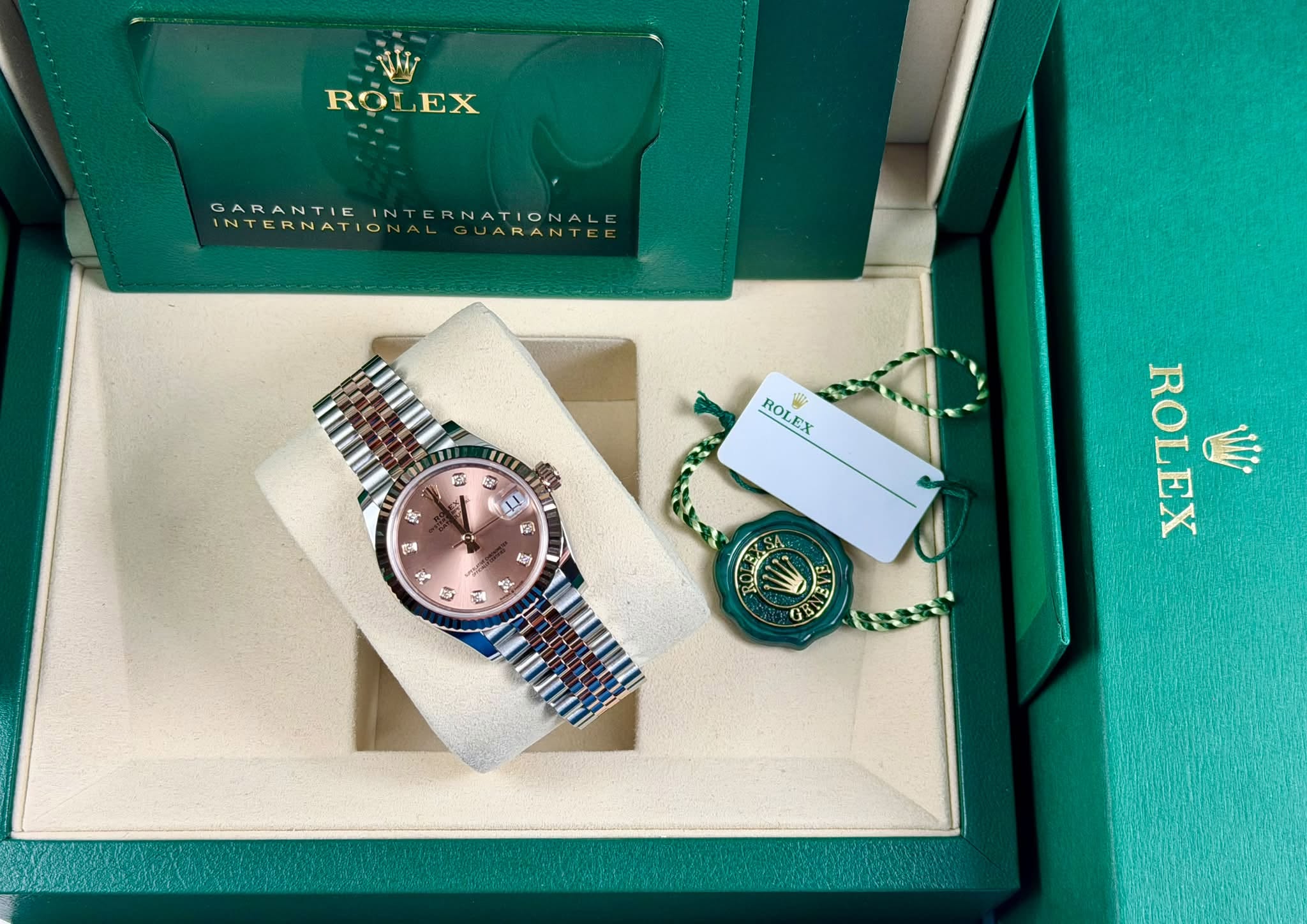 May be an image of wrist watch and text that says 'الل RO ROLEX EX INTERNATINTERNATIONALI GARANTIE INTERNATIONALE GARANTIEINTERNATIONALE N INTERNATIONALGUARANTEE TIONAL INTERNAT…