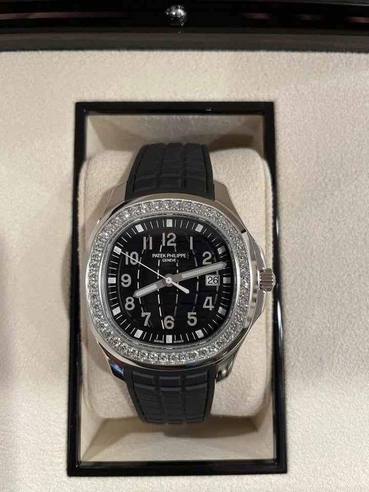 May be an image of wrist watch and text that says 'n 1112 12 PATEK PATEKPH LIPPE PE GENEVE 2 5 26 D I 8 7 4 屋 5 6'