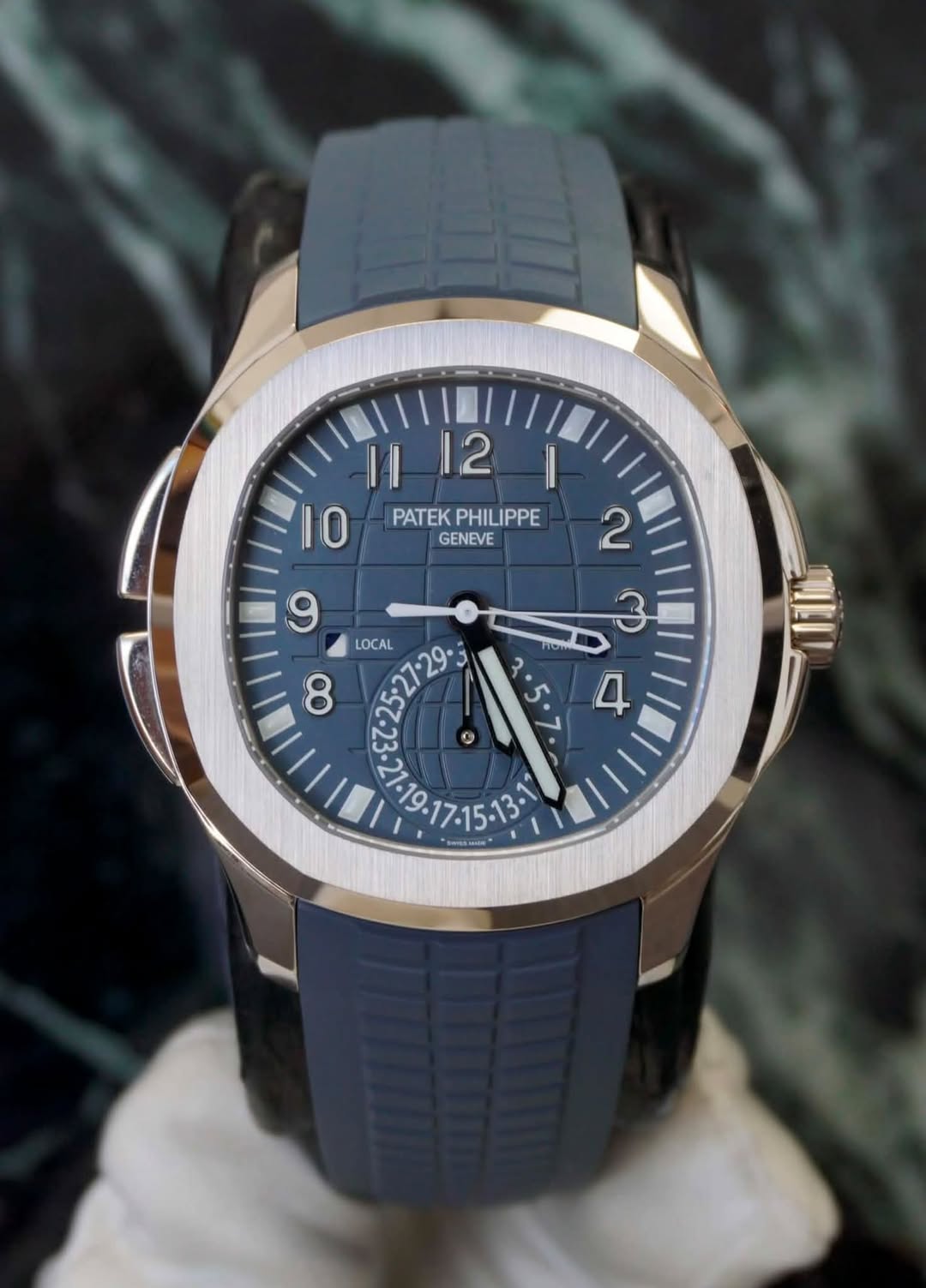 May be an image of wrist watch and text that says '12 || 0 PATEK PATEKPHILIPPE PHILIPPE GENEVE 2 9 LOCAL 8 ה22ירנ "ииowH 4'