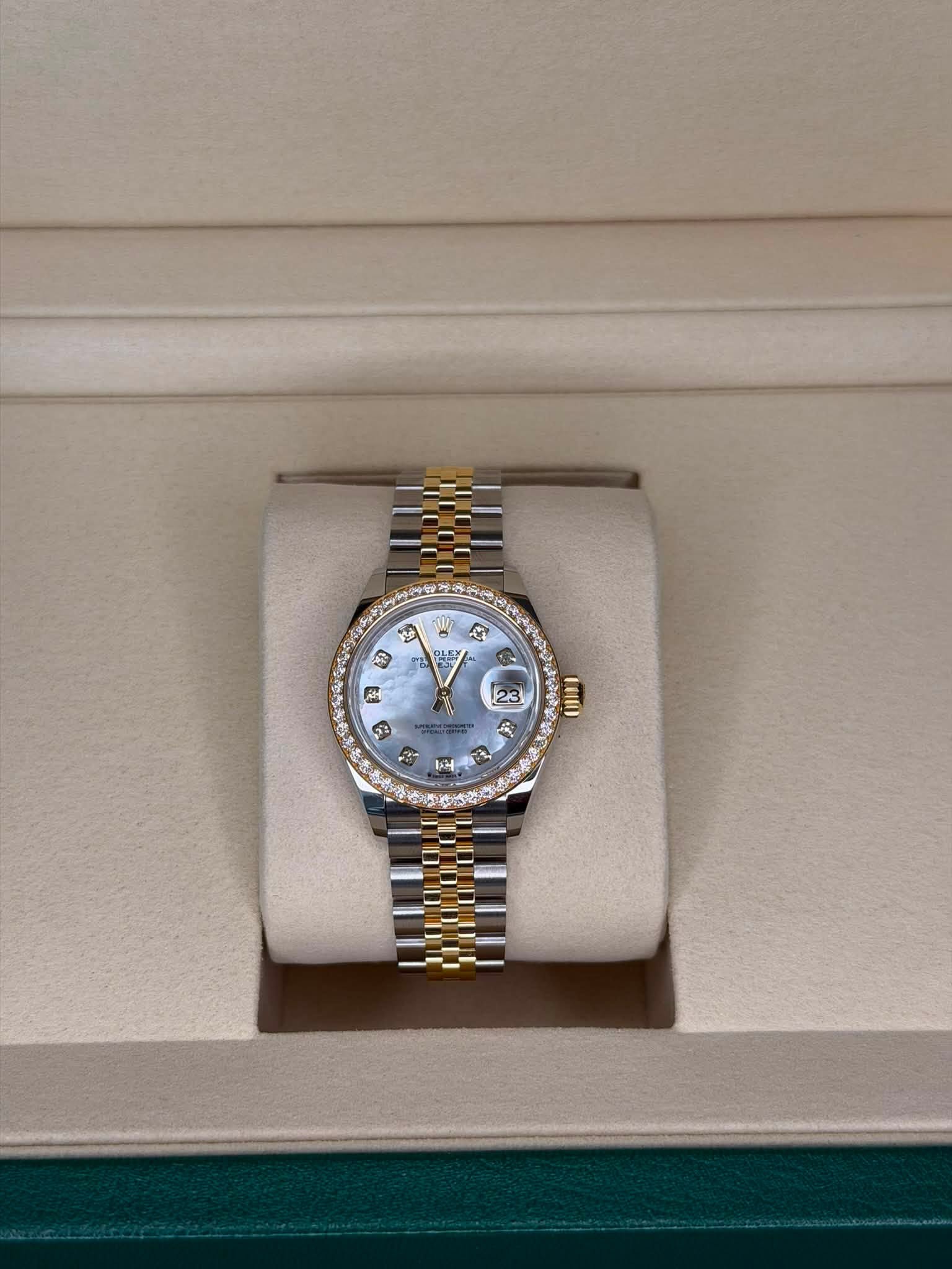 May be an image of wrist watch and text that says 'E 囍 شت an on ት ይ1ት RH B 23 ሰና 愛 መጵ2 CH0D F'