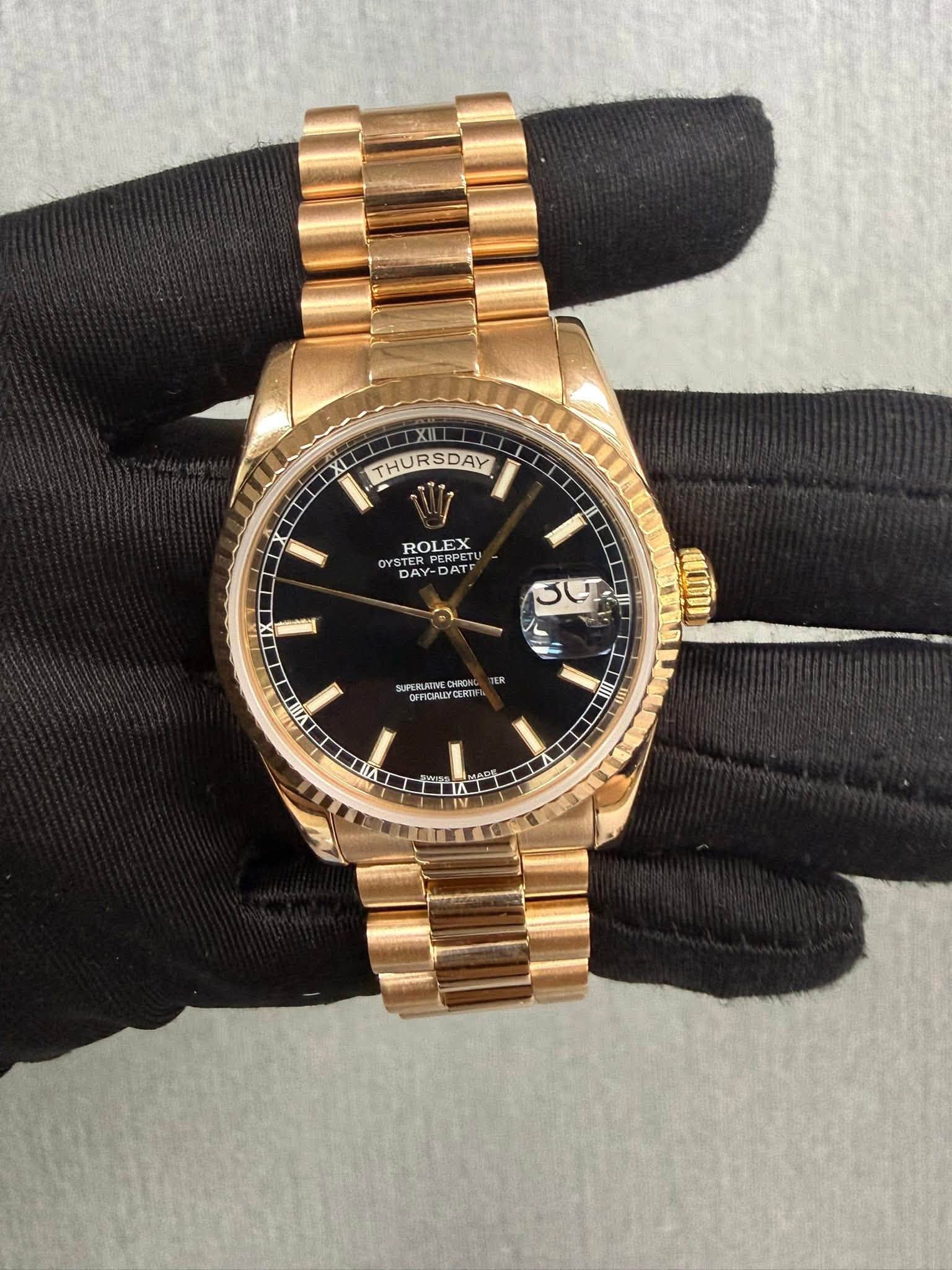 May be an image of wrist watch and text that says 'XII XL THURSDAY ROLEX RERPETL PERPET RPITO OYSTE OYS OYSTERPE ERPERPE DAY DAT DAT 30 ١ H ሀጣ! SUPERLAIE TER VIC VIILL ME JISI S…