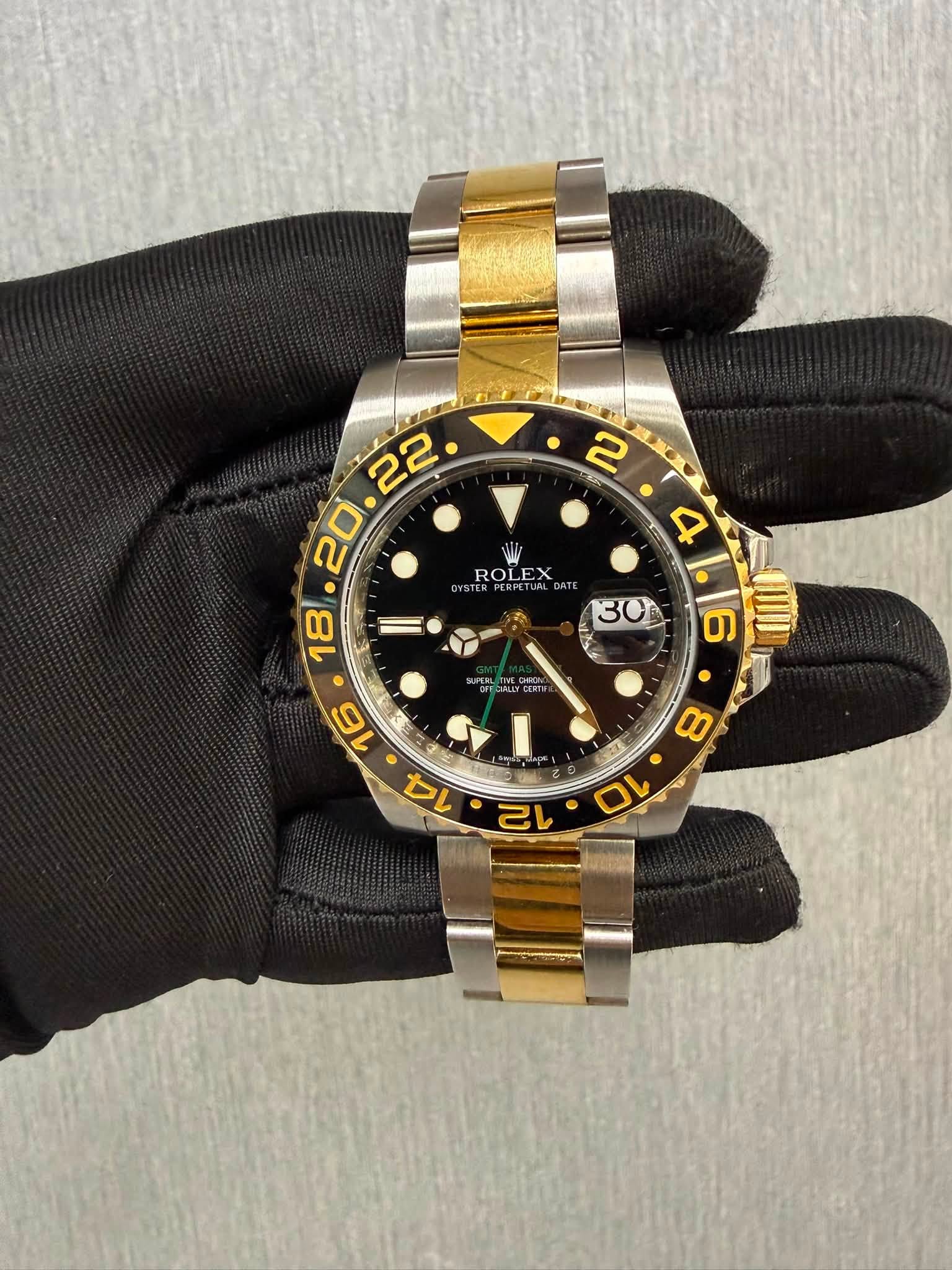 May be an image of wrist watch and text that says '2 4 ROLEX 一 送 シゅト GENT の 8 P T 10 12'