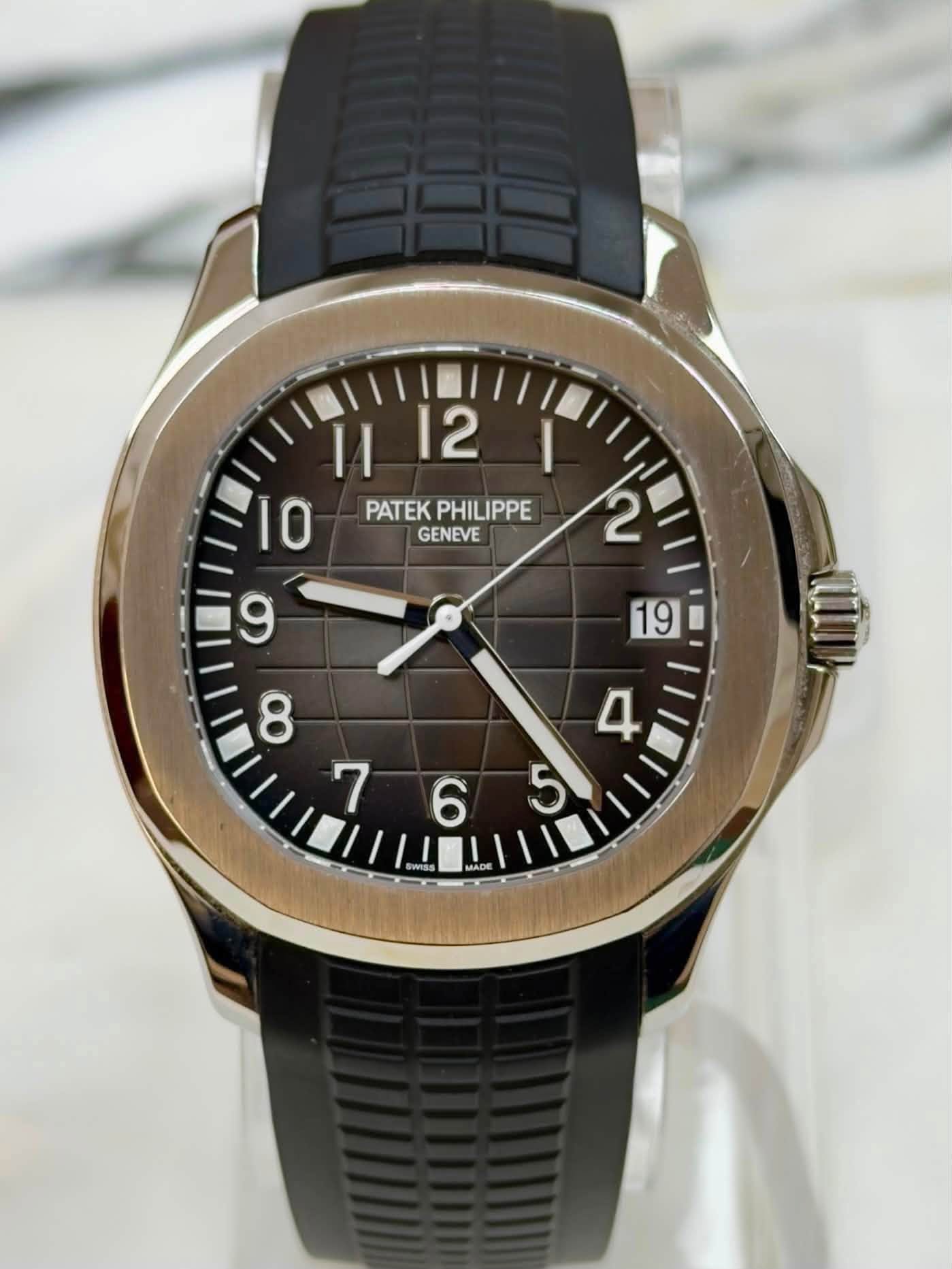 May be an image of wrist watch and text that says ' I I0 PATEK PATEKPHILIPPE PHILIPPE GENEVE 2 9 19 8 ٧ 4 5 6 WISS MADE'