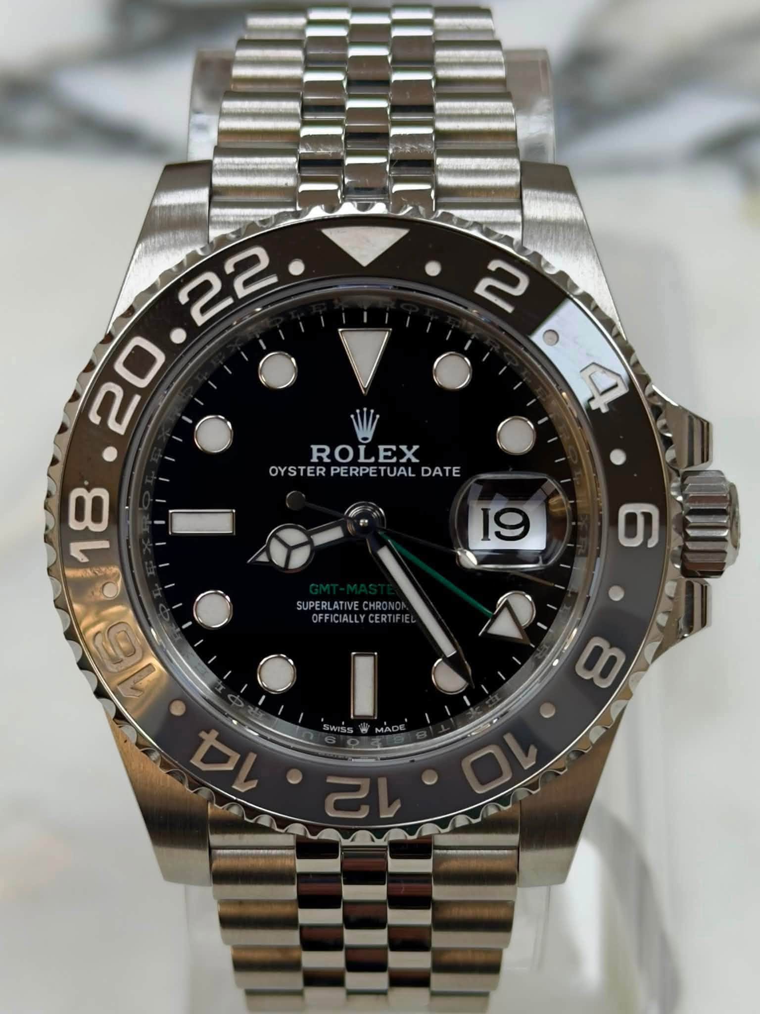 May be an image of wrist watch and text that says '2 40 خ . ROLEX OYSTERPERPETUALDATE PE OYSTER DYSTERPERPETU PERPE ERPETUAL TUAL DATE 16ป ග SUPERLATINECHRONOK SUPERLATIVE…