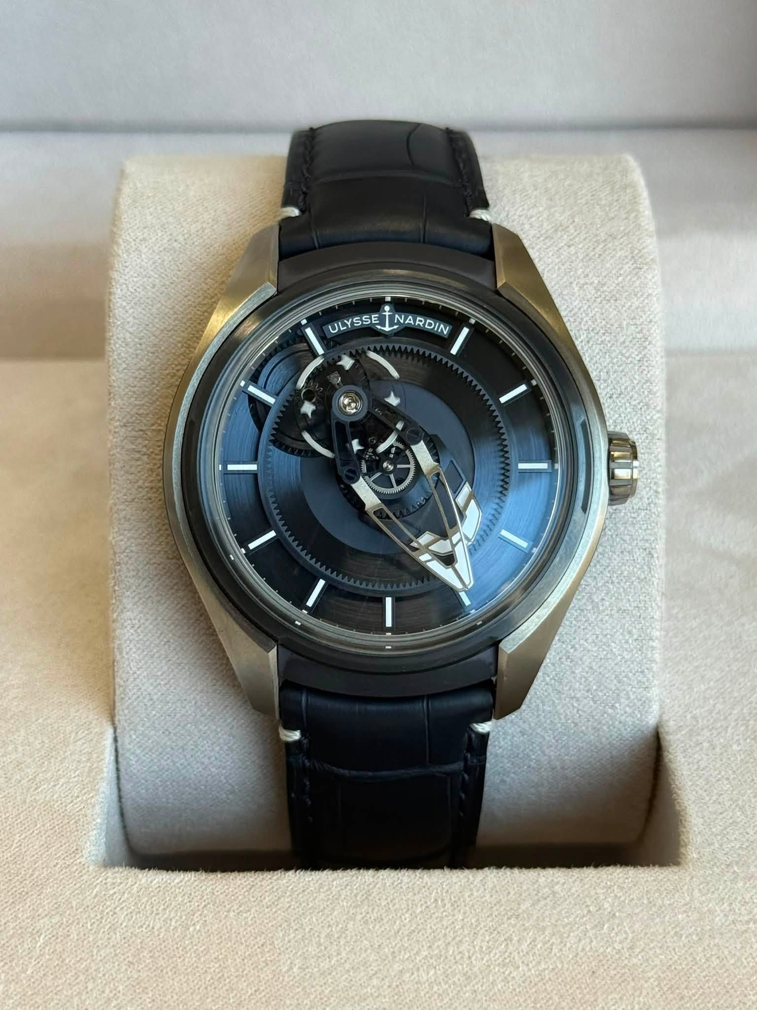 May be an image of wrist watch and text that says 'ULYSSEİNARDIN ULYSSE NARDIN ١ 00 강한는'