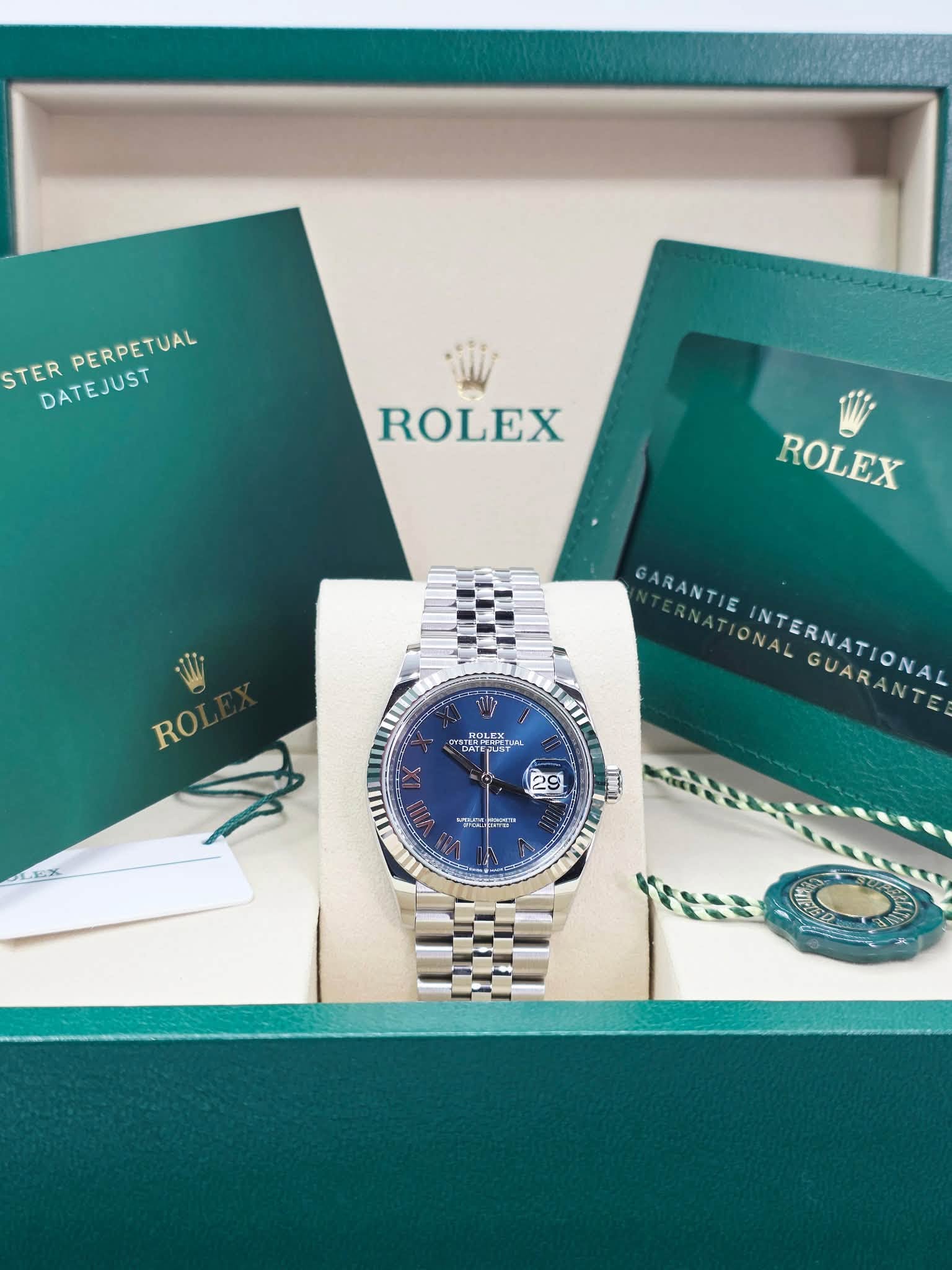 May be an image of wrist watch and text that says 'STER STERPERDETUAL PERPETUAL PERPETUAL DATEJUST ROLEX ROLEX ROL RO T DATE JST GARANTIE NATIONA ONAL INTERNATIONAL…