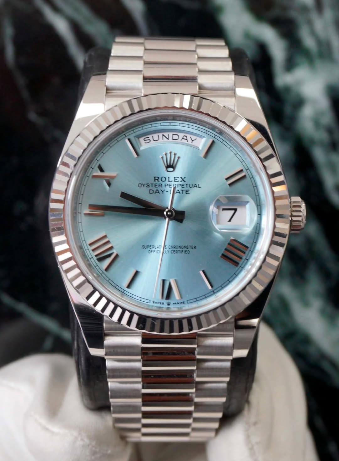 May be an image of wrist watch and text that says 'SUNDAY W ROLEX OYS OYSTERPE STERPERPETUAL PERPE ERPETUAL DAY-IA DAY-LATE DA MATE Il 7 SUPERLAT E CHRONOMETER SUPERNAPCEICNETER TE…