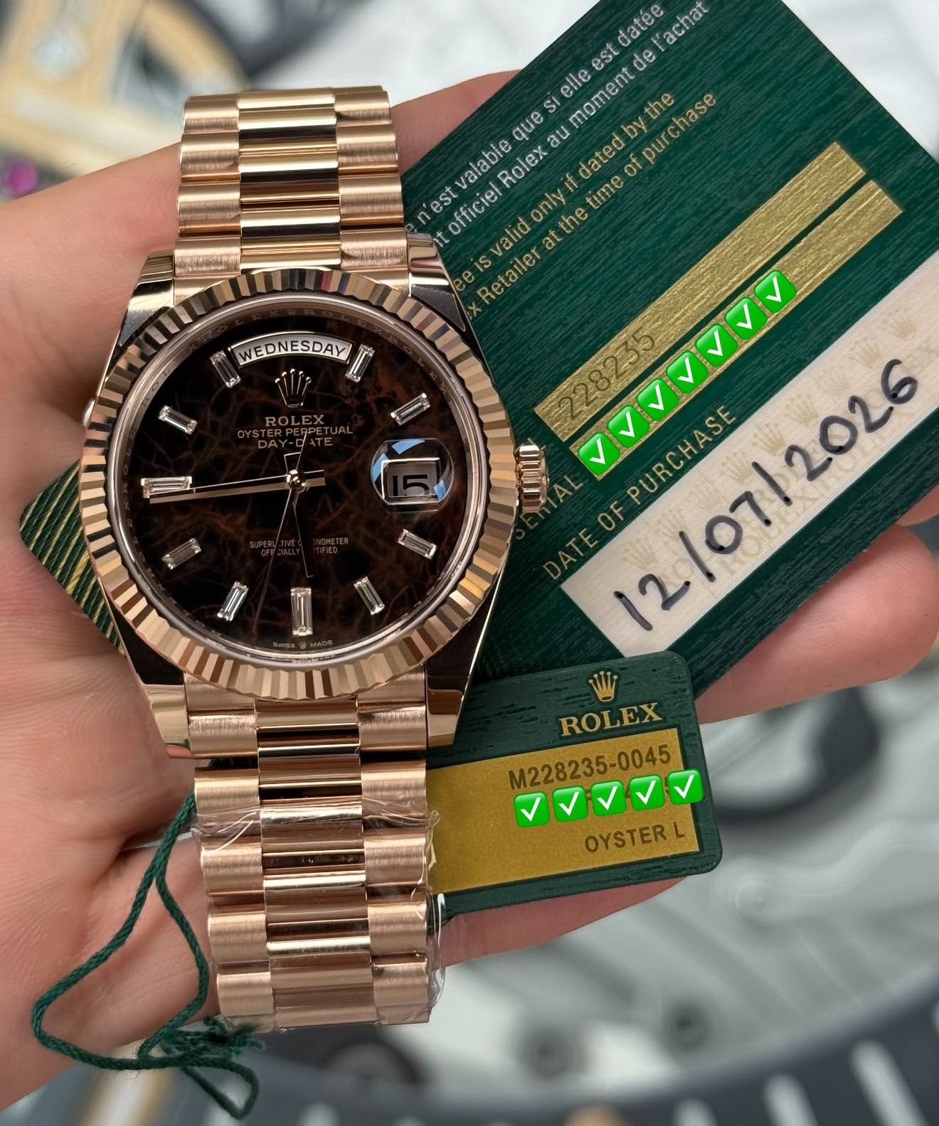 May be an image of wrist watch and text that says 'ح WEDNESDAY ိ est datée l'achat elle moment de the purchase que au SI valable Rolex dated by pur of est officiel valid only…