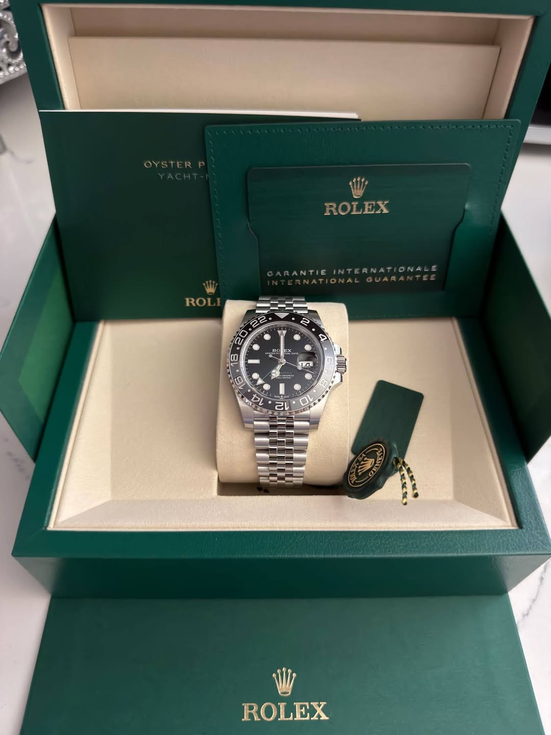 May be an image of wrist watch and text that says 'OYSTERP ROLEX EX ROL ANTIEINTERNATIONALE ANTIE NTERNATIONALI ف HC 家 RC k Mn - ف 22 20 CO 6 X لم 70 ROLEX'