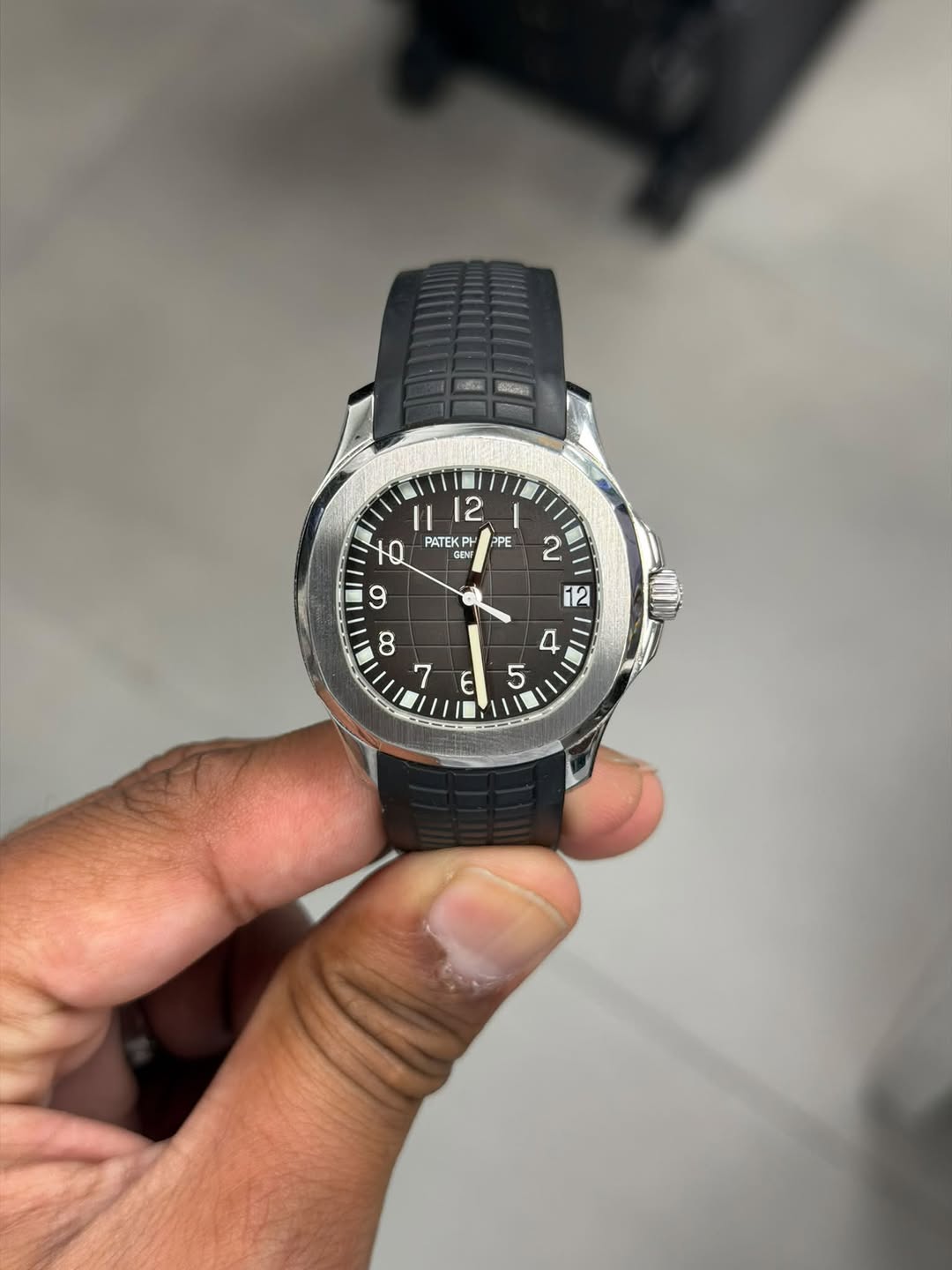 May be an image of wrist watch and text that says 'MDIE I I1 12 I 10 PATEK PE GENF E'