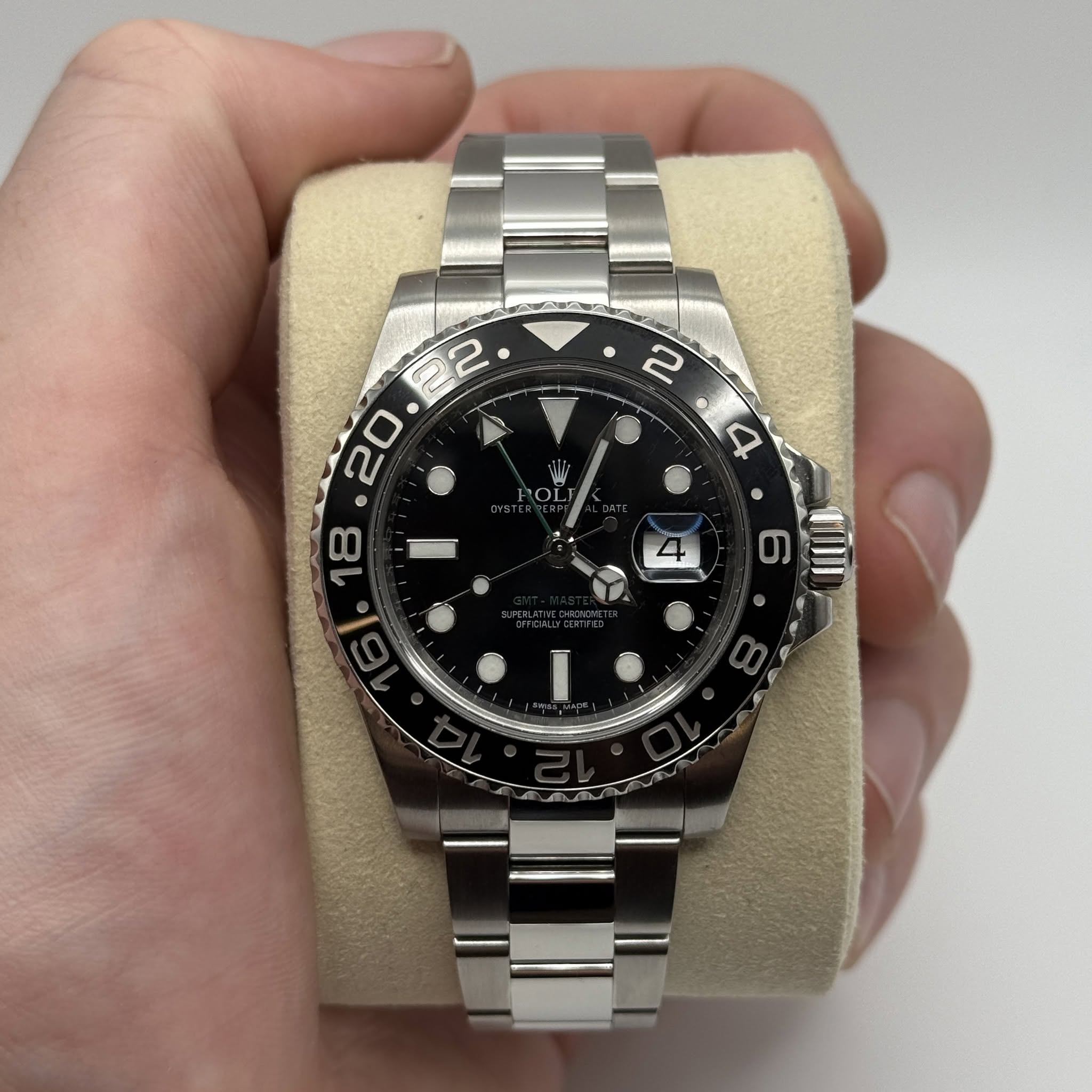 May be an image of wrist watch and text that says ' U남 0L'