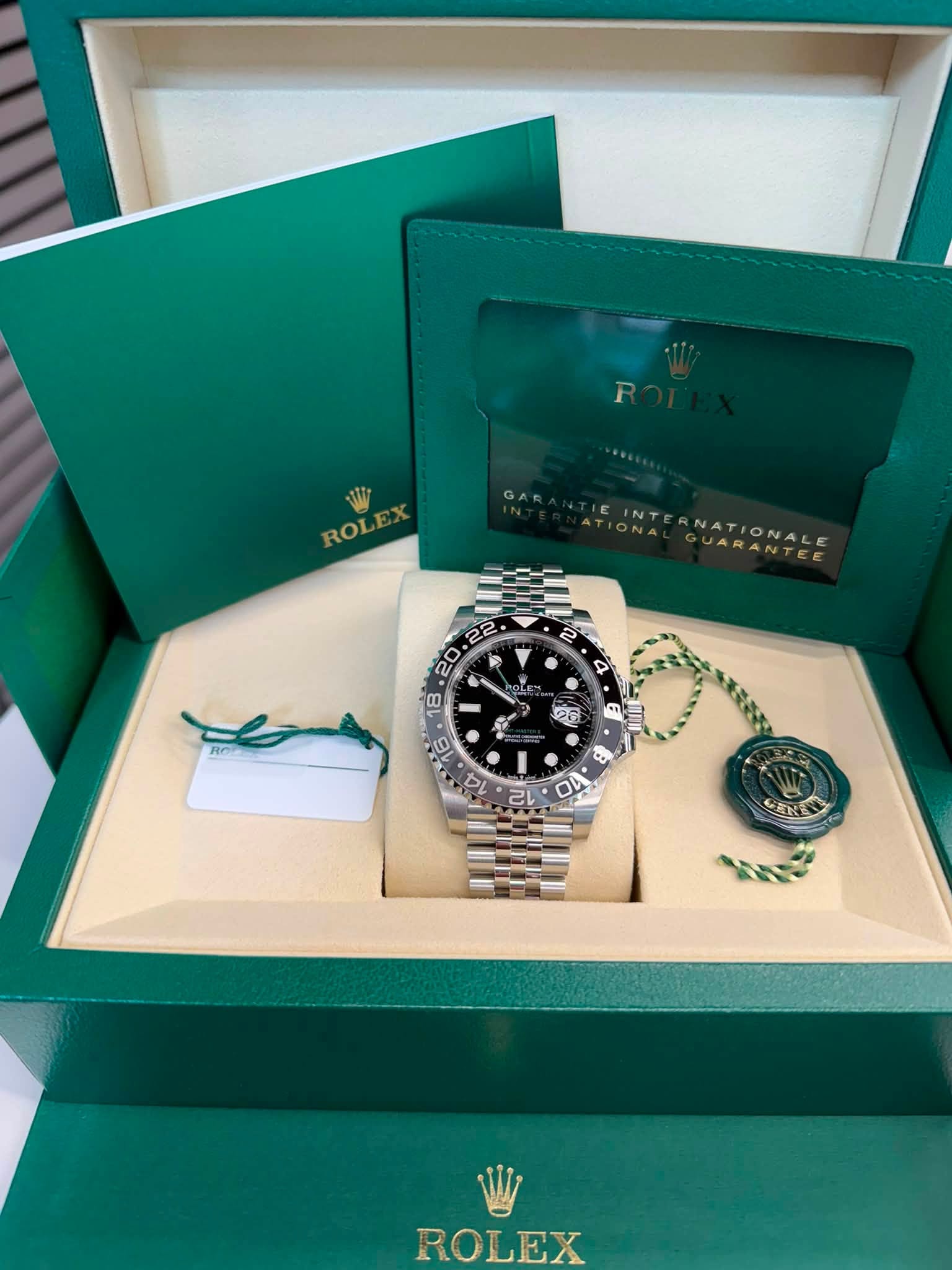 May be an image of wrist watch and text that says 'ROLE JARANTEE RO RE လ 10 CENEE ROLEX'