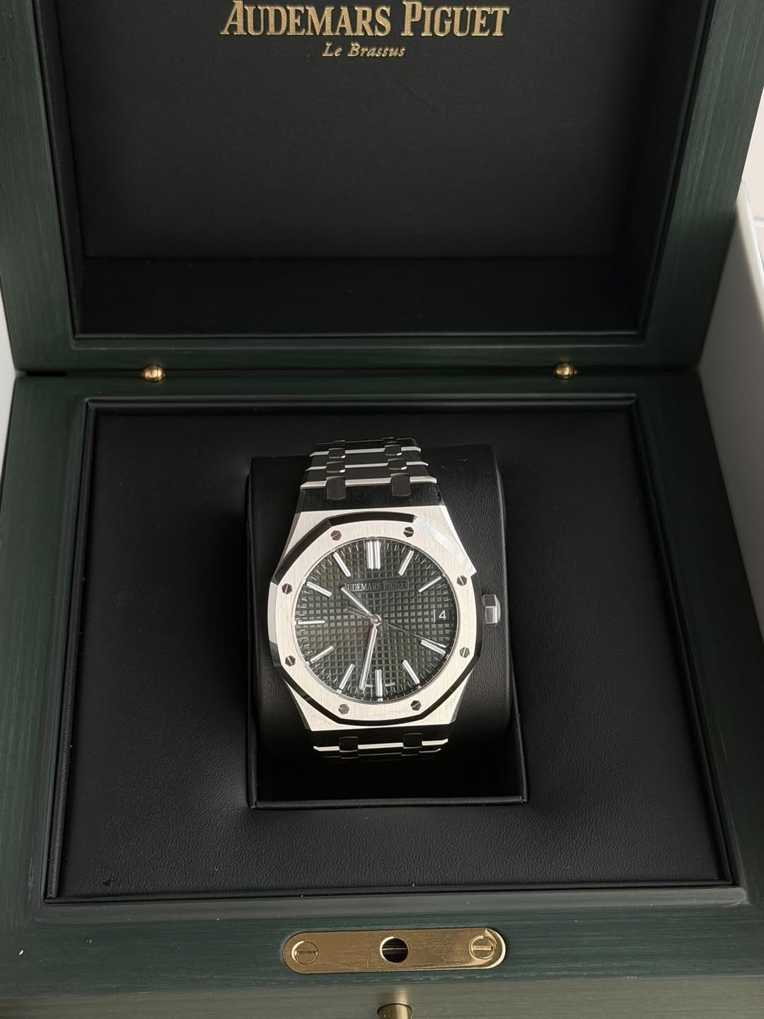 May be an image of wrist watch and text that says 'AUDEMARS PIGUET Le LeBrassus Brassus IEA M nEM م 4'