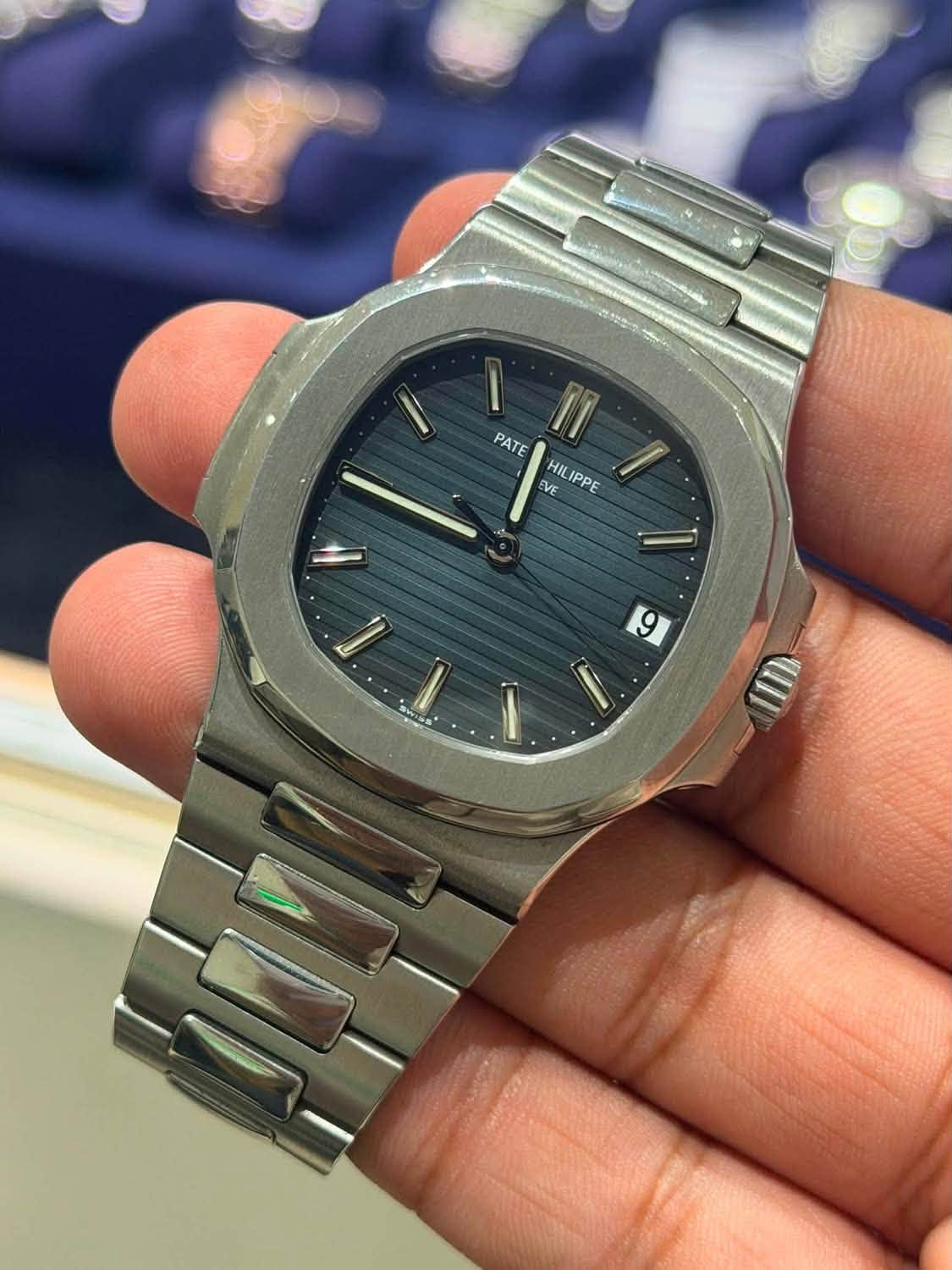 May be an image of wrist watch and text that says '١ PATE VE HIL IPPE ١ ۵'