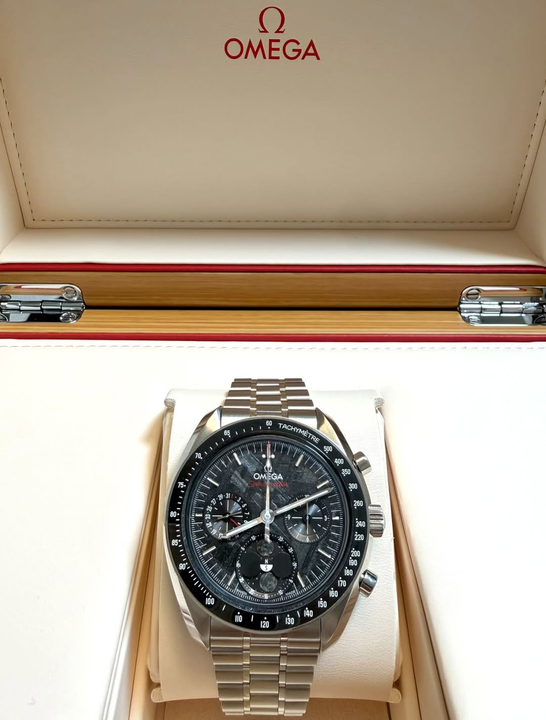 May be an image of wrist watch and text that says 'ח OMEGA 乾 10 E0 TACHYMETR E ξ0 G01 រកប OM OM:GA GA 3ุ - ン ن 260 思 240 និ S0 순, 香 200 6n 0 8O 0 50 120'