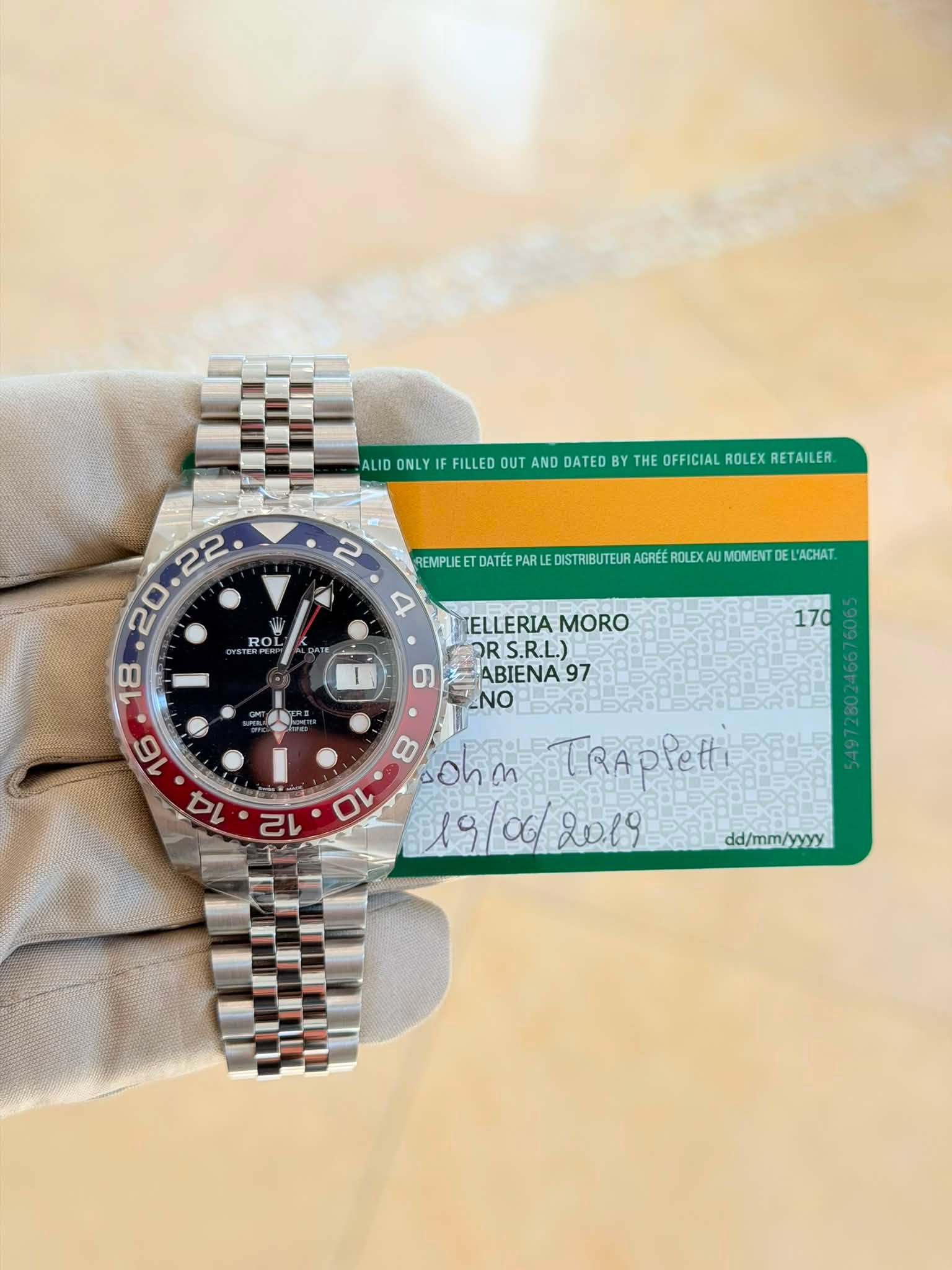 May be an image of wrist watch and text that says 'ALID ONLY IF FILLED OUT AND DATED HUONLTFLETL BY THE OFFICIAL ROLEX RETAILER 22 20 ROL 2 AGRIÉE OLE MOMENT WMPEFINEAT DE…