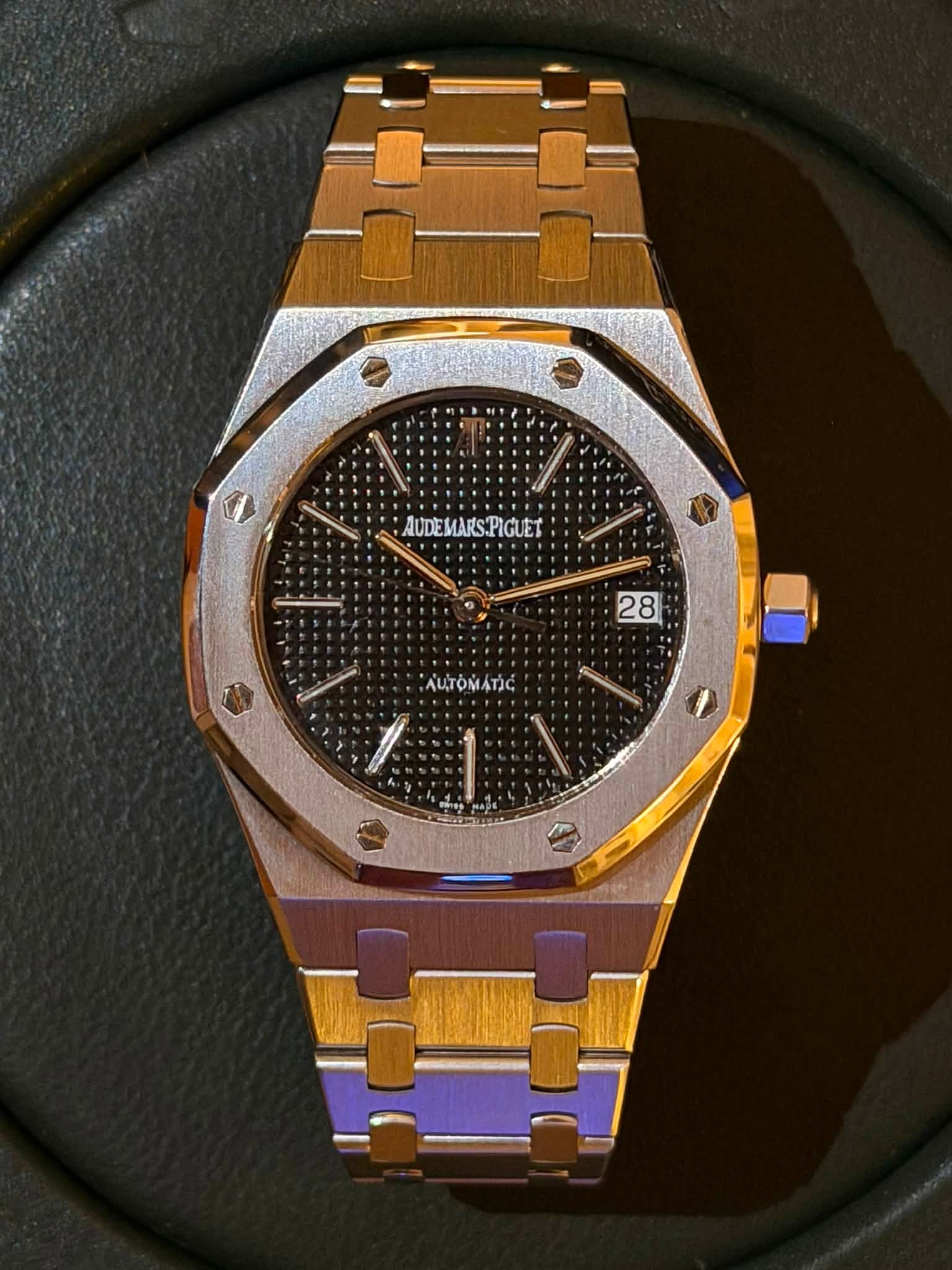 May be an image of wrist watch and text that says 'AUDEMARSPIGUET UDE 28 4กสู TIC'