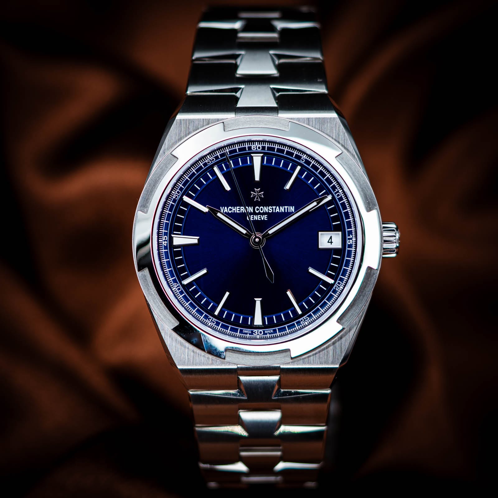 May be an image of wrist watch and text that says 'VACHERON CONSTANTIN L'ENEVE 'לי R0 4 ニ'