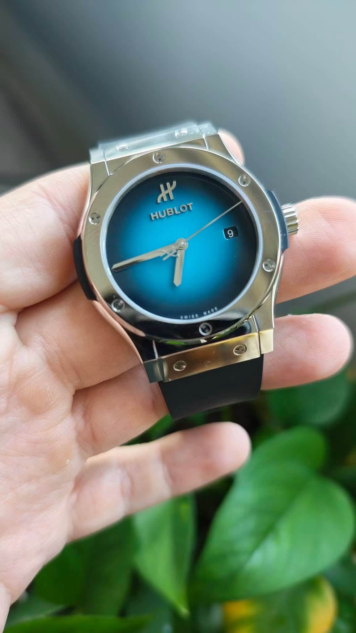 May be an image of digital watch and text that says 'H HUBLOT 9 WAm'